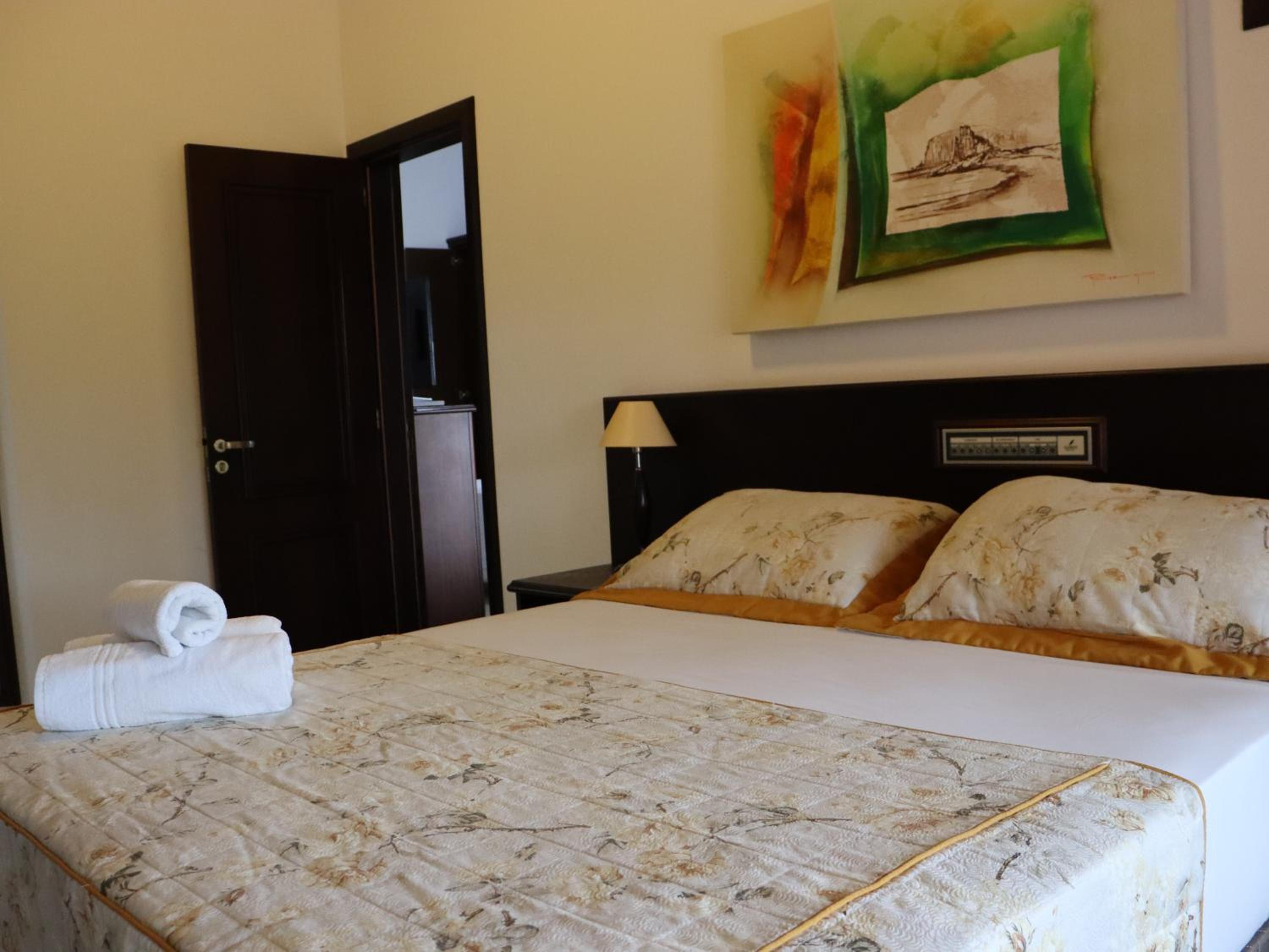 Deluxe Double or Twin Room photo 3