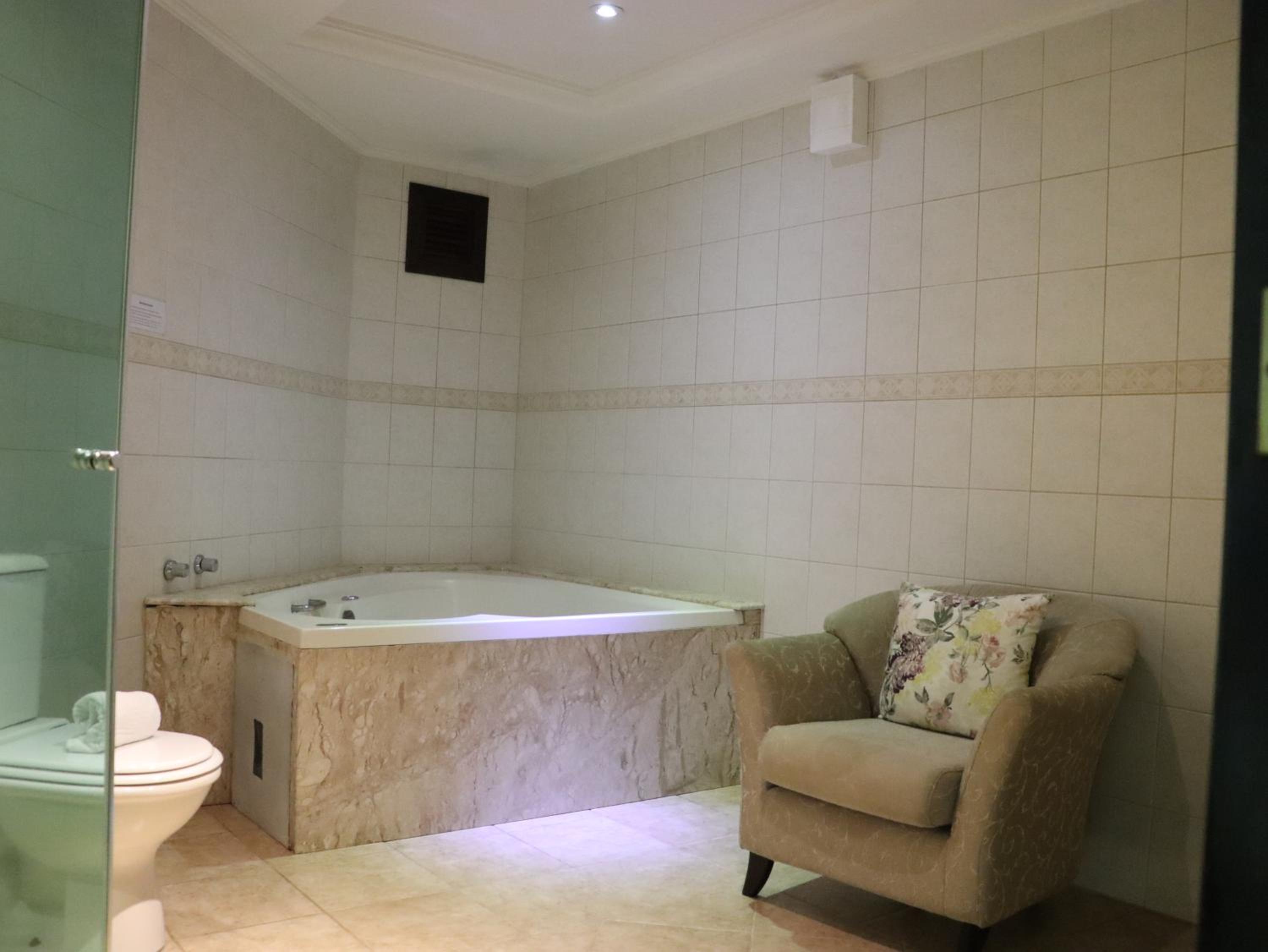 Deluxe Suite with Spa Bath photo 2