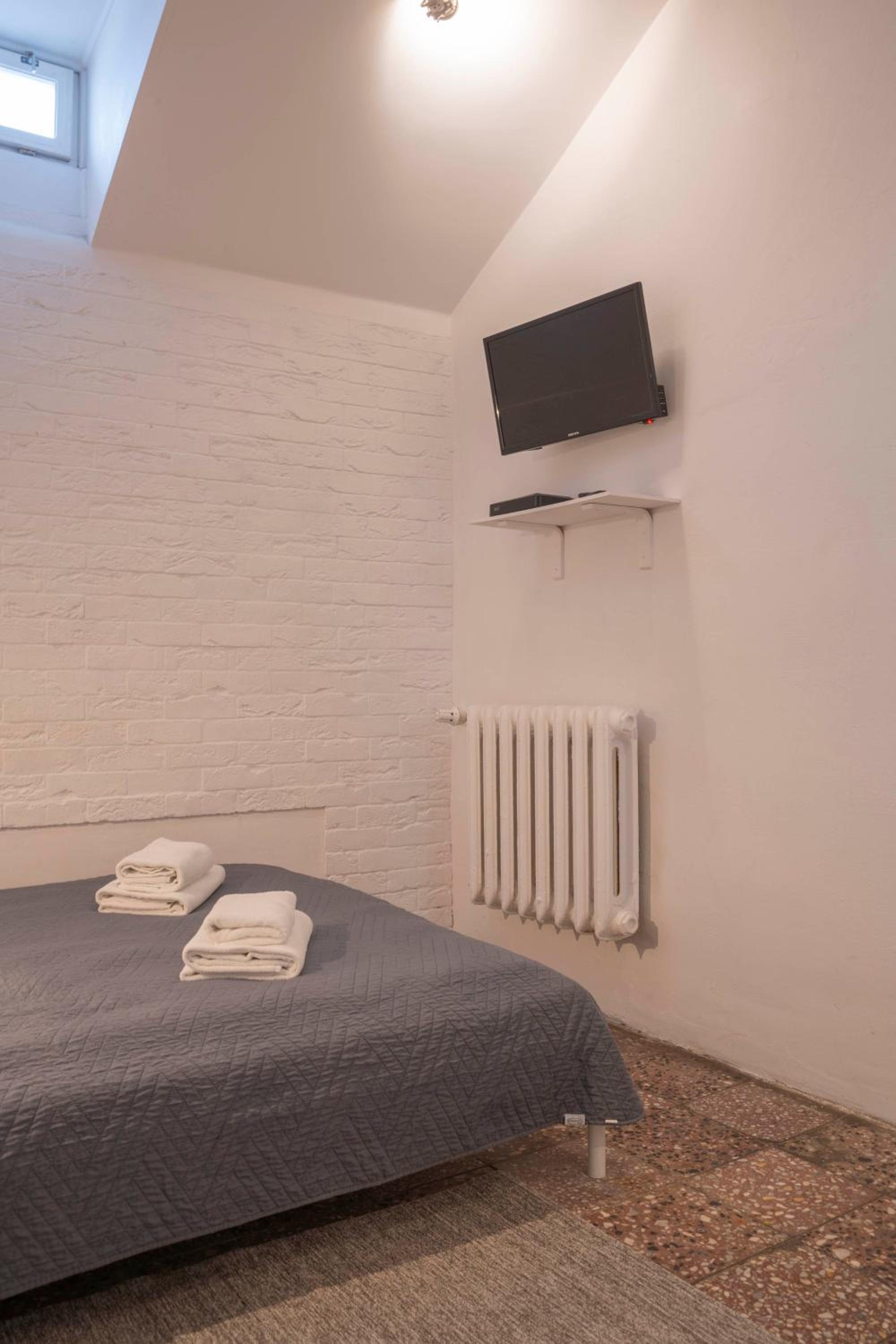 Budget Double Room - Photo 22