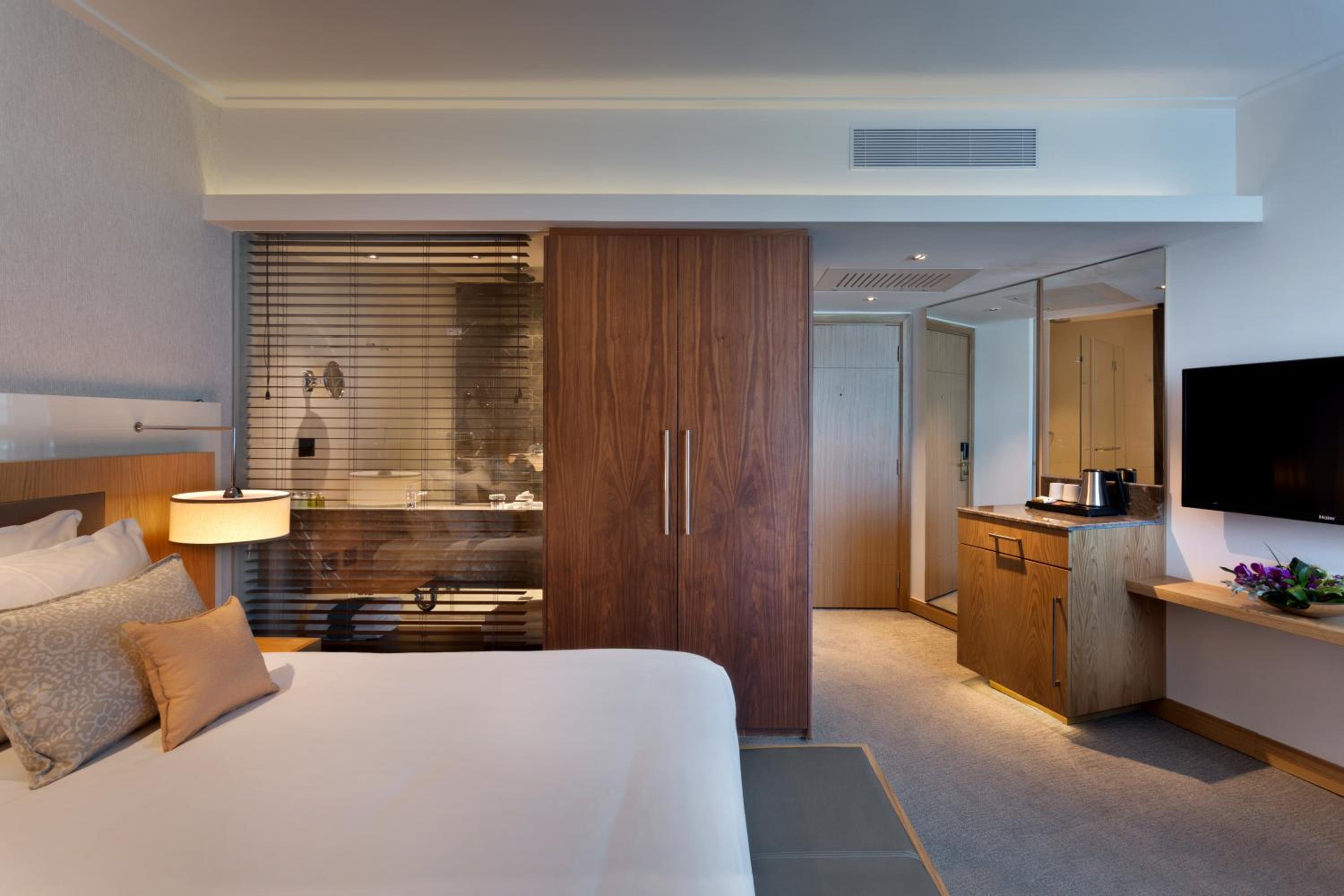 Superior Double Room with City View (couples only) - Photo 1