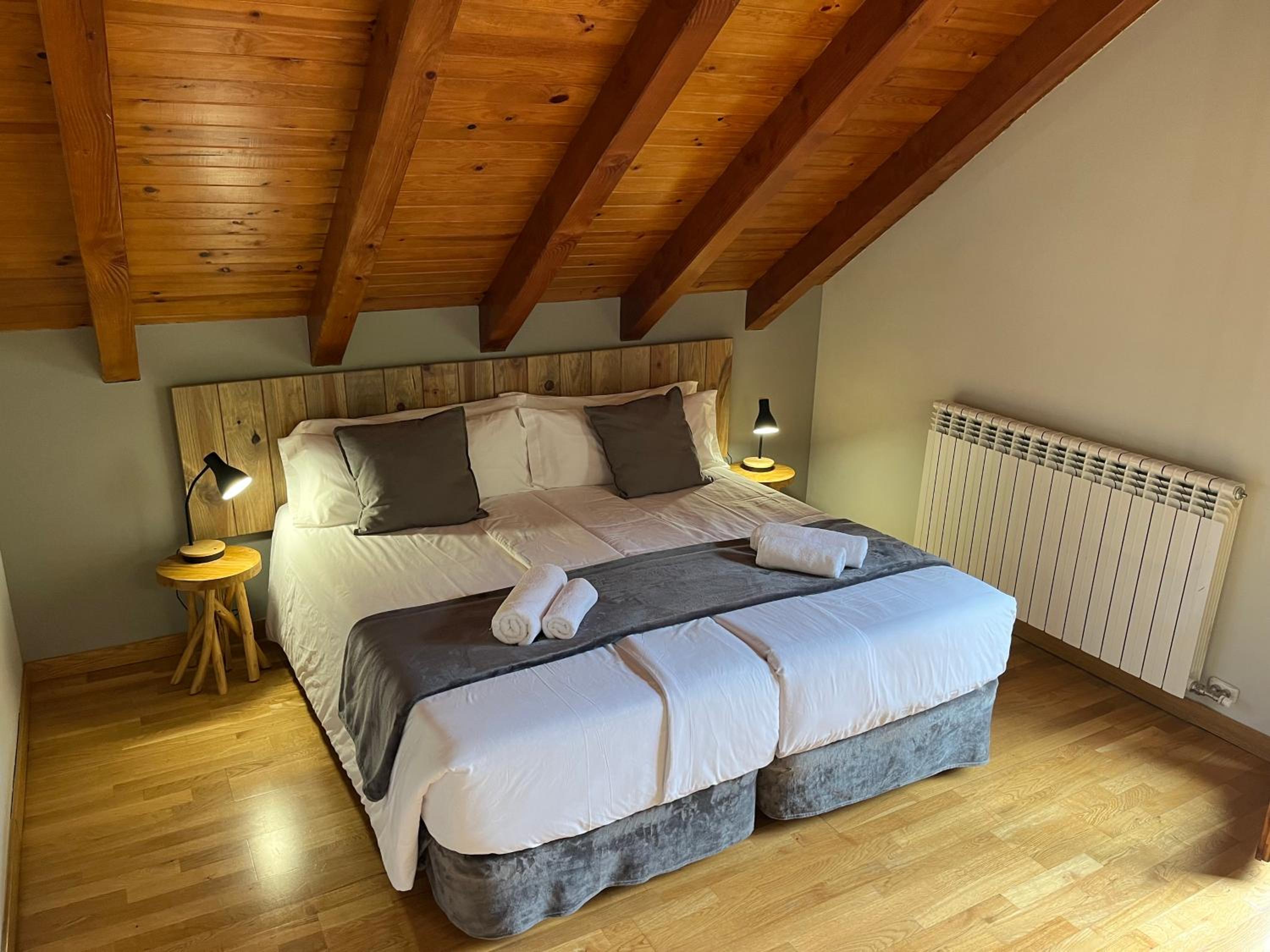 Deluxe Double Room with Bath - Photo 3