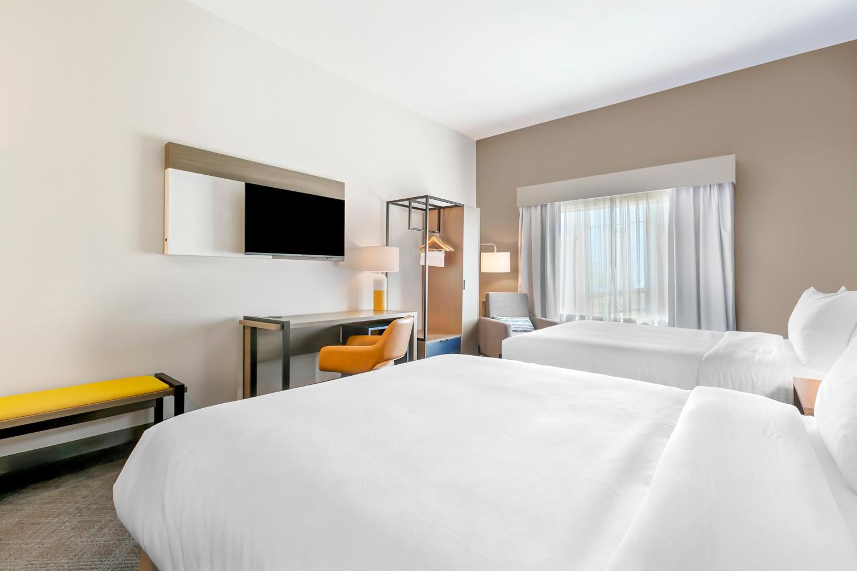 Queen Room with Two Queen Beds - Non Smoking - Photo 1