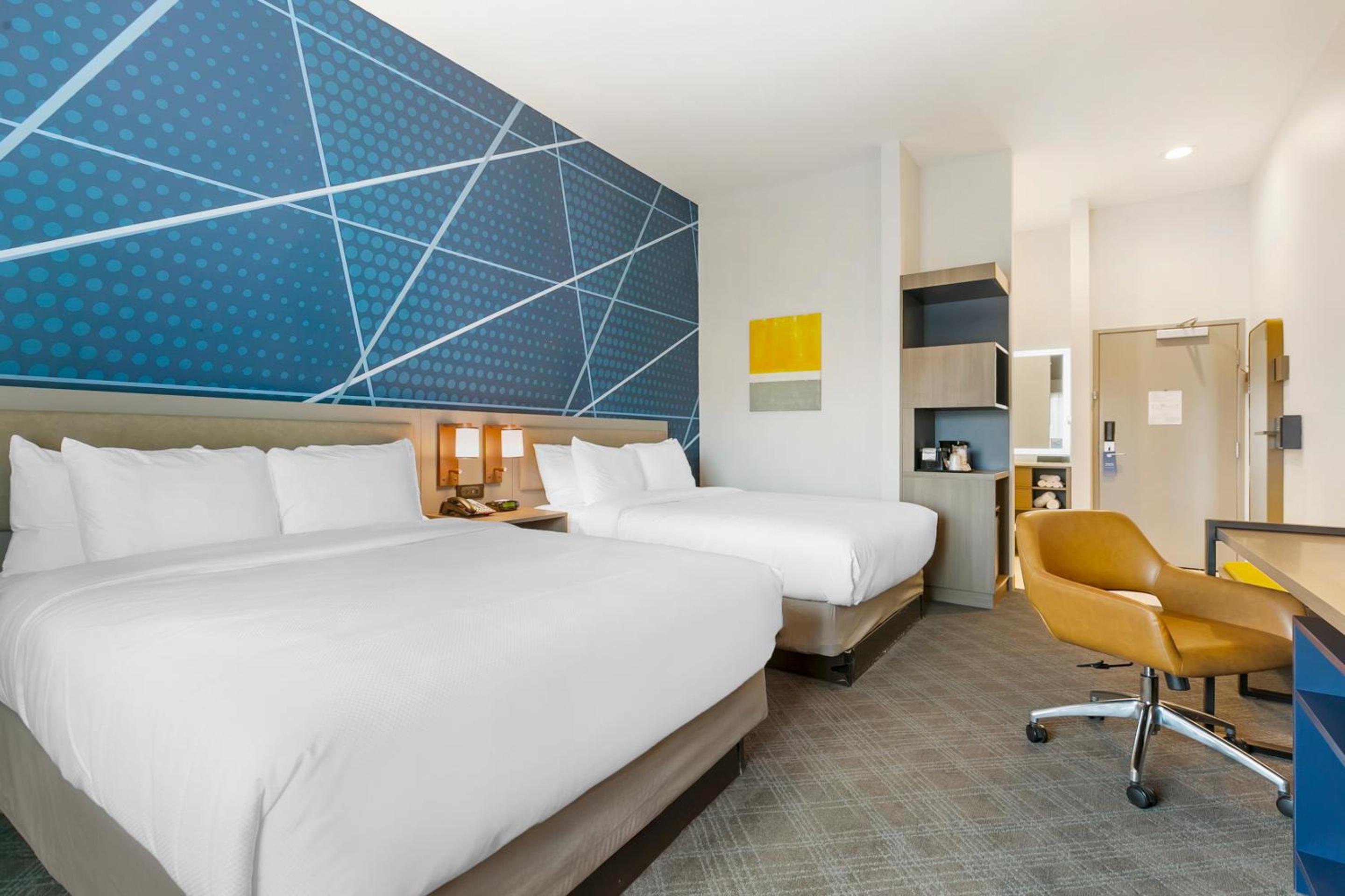 Queen Room with Two Queen Beds - Non Smoking - Photo 2