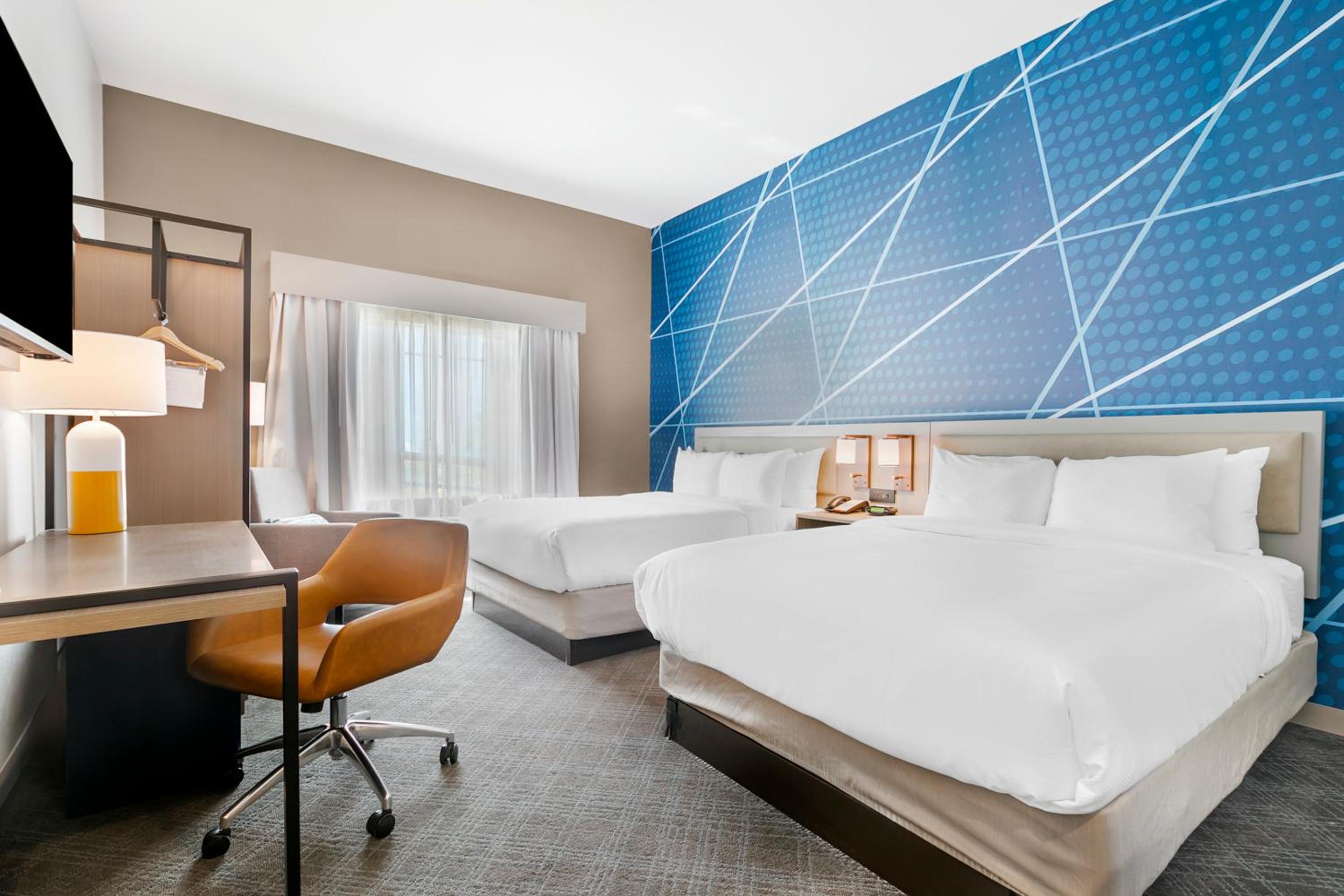 Queen Room with Two Queen Beds - Non Smoking - Photo 5