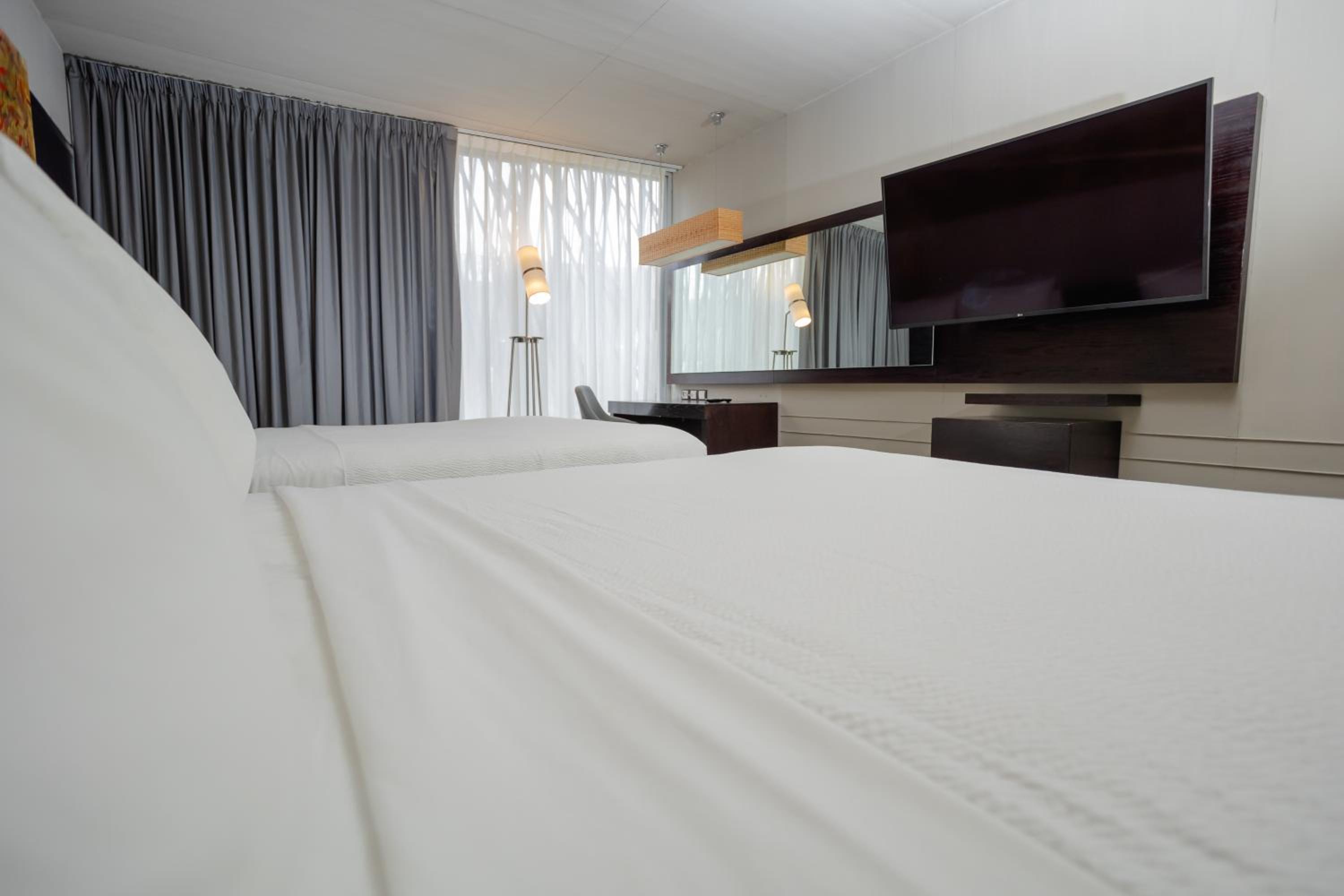 Queen Room with Two Queen Beds - Photo 5