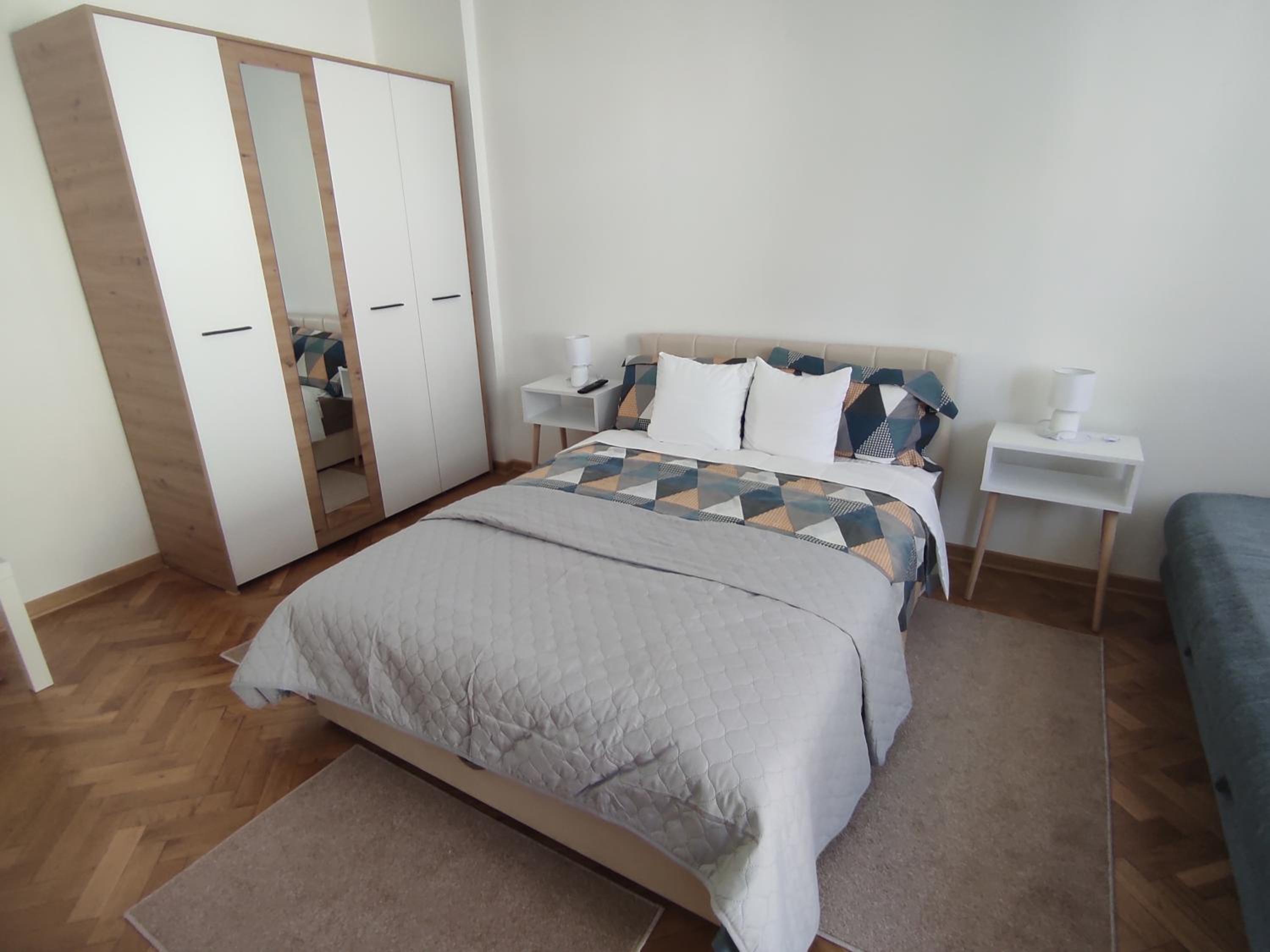 One-Bedroom Apartment photo 1