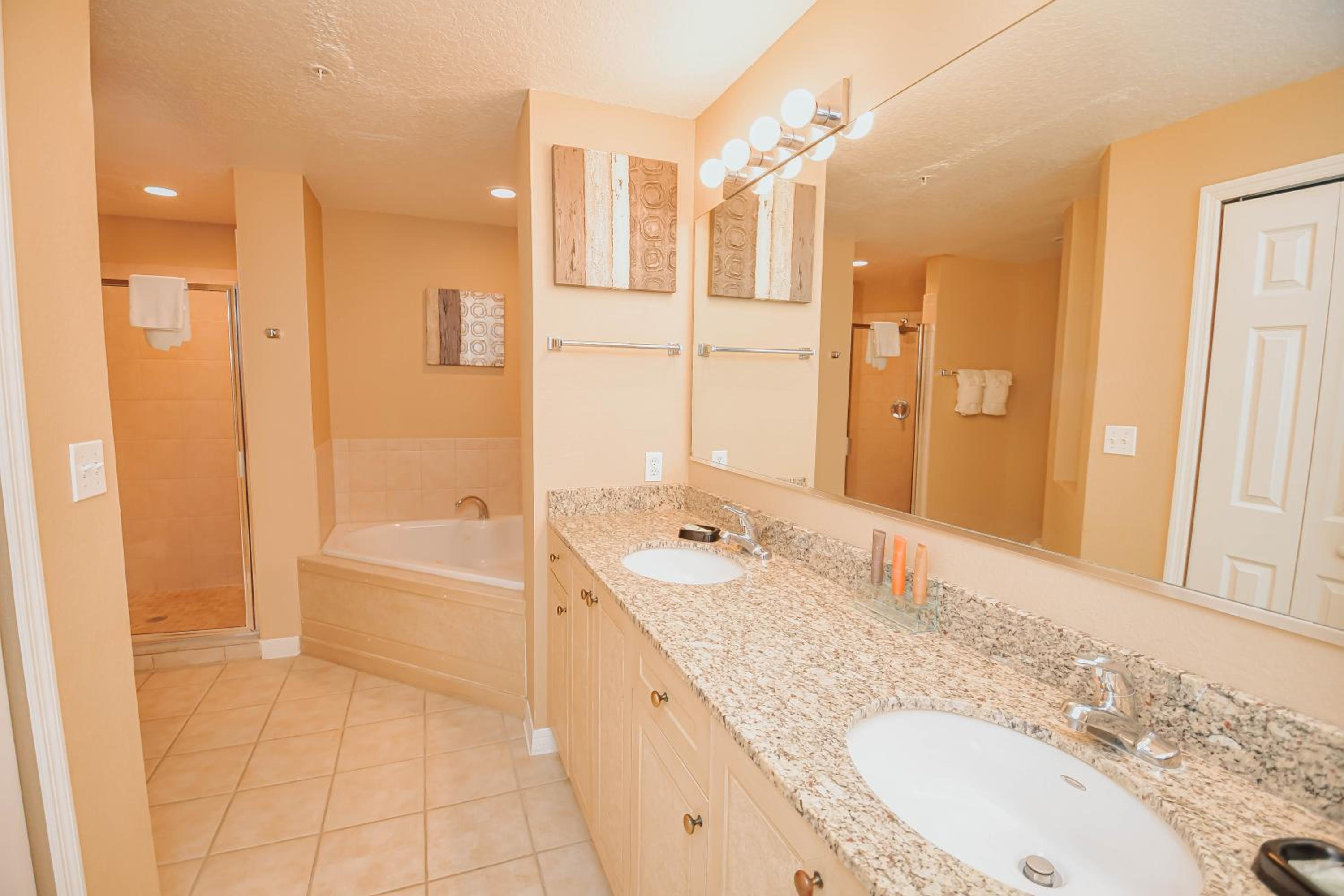 Three-Bedroom Suite with Three bathrooms thumbnail 5