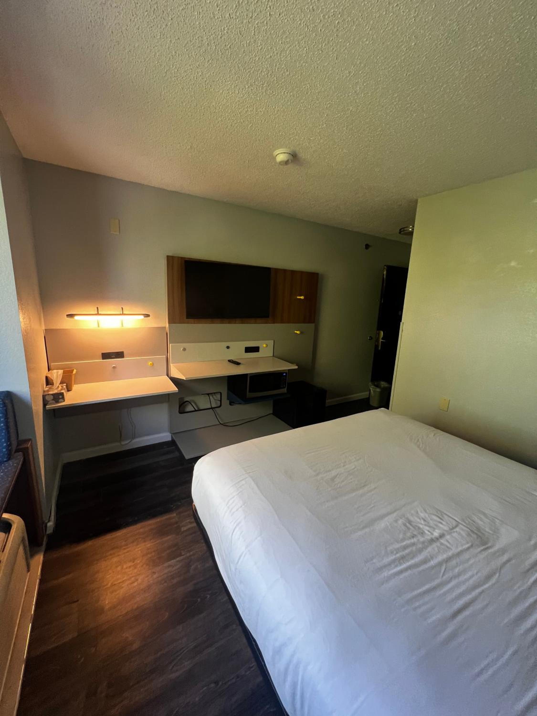 Queen Room - Non-Smoking - Photo 2