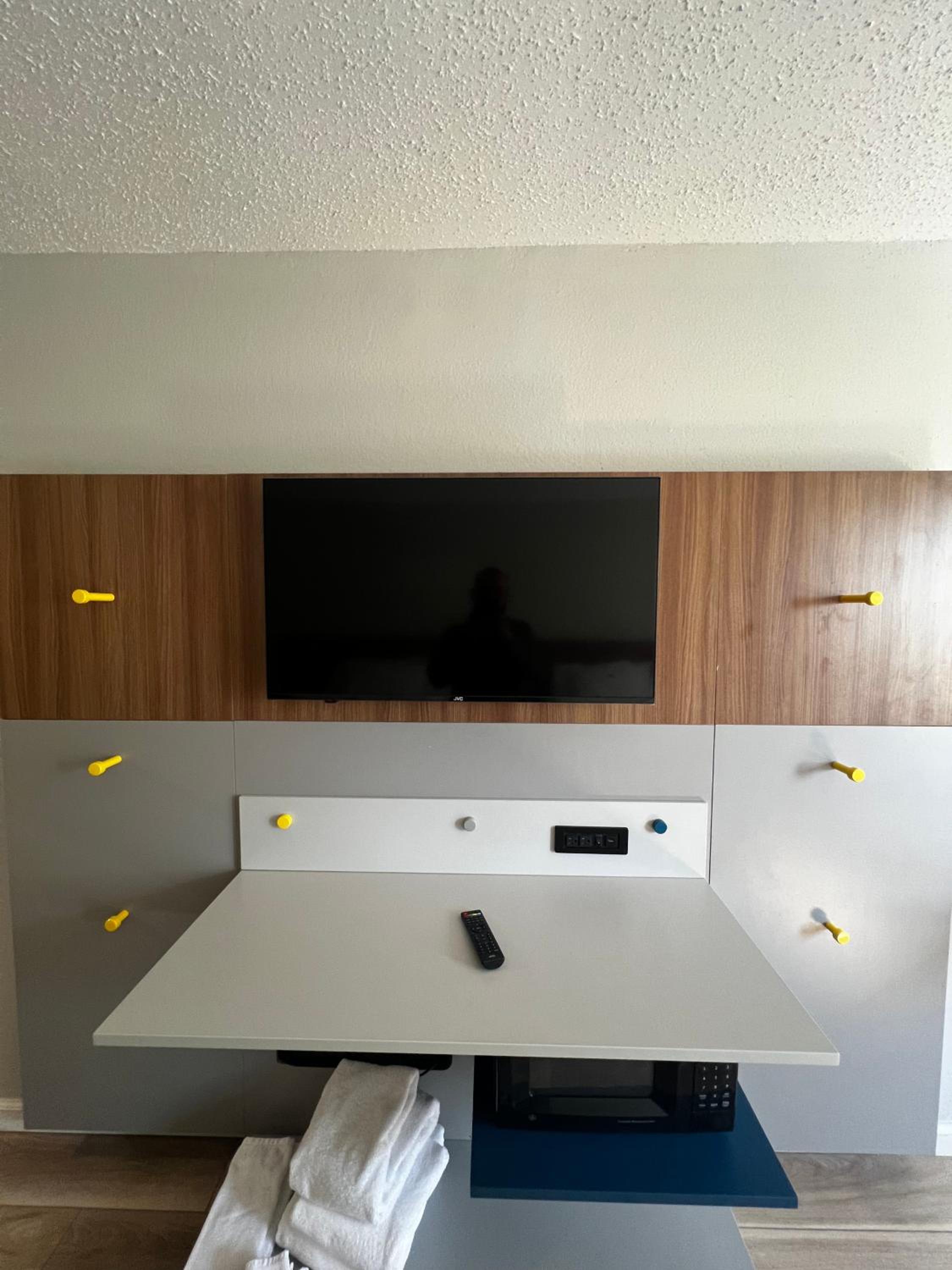 Queen Room with Two Queen Beds - Mobility Access/Non-Smoking - Photo 9