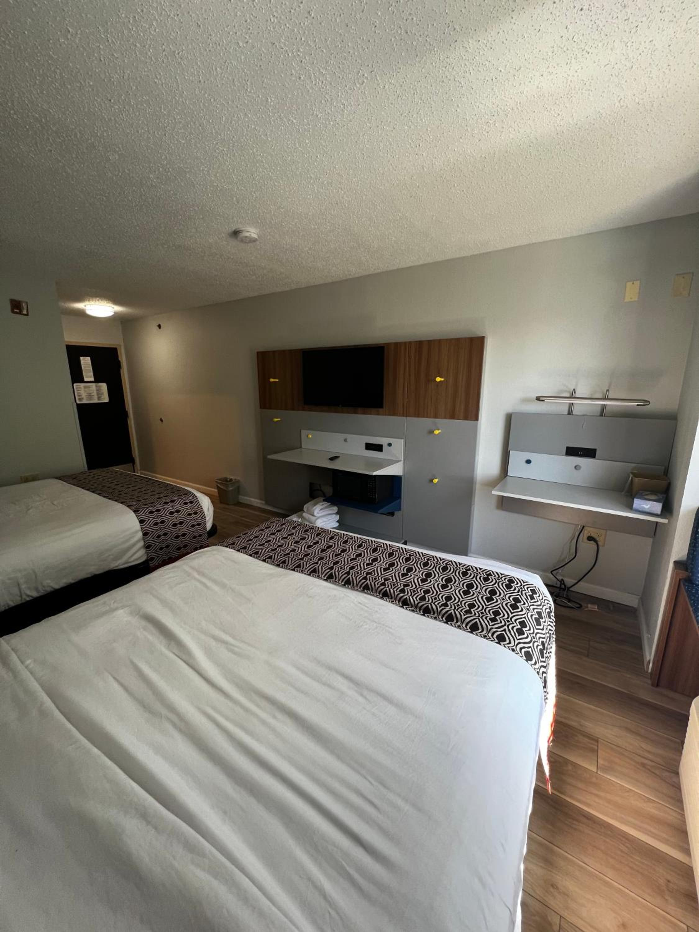 Queen Room with Two Queen Beds - Mobility Access/Non-Smoking - Photo 10