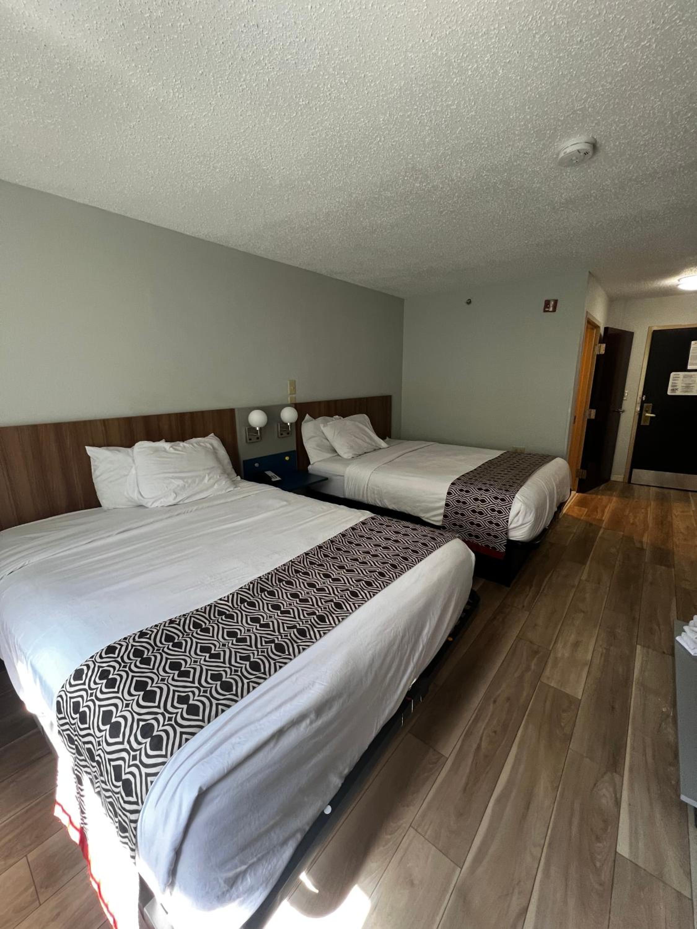Queen Room with Two Queen Beds - Mobility Access/Non-Smoking - Photo 2