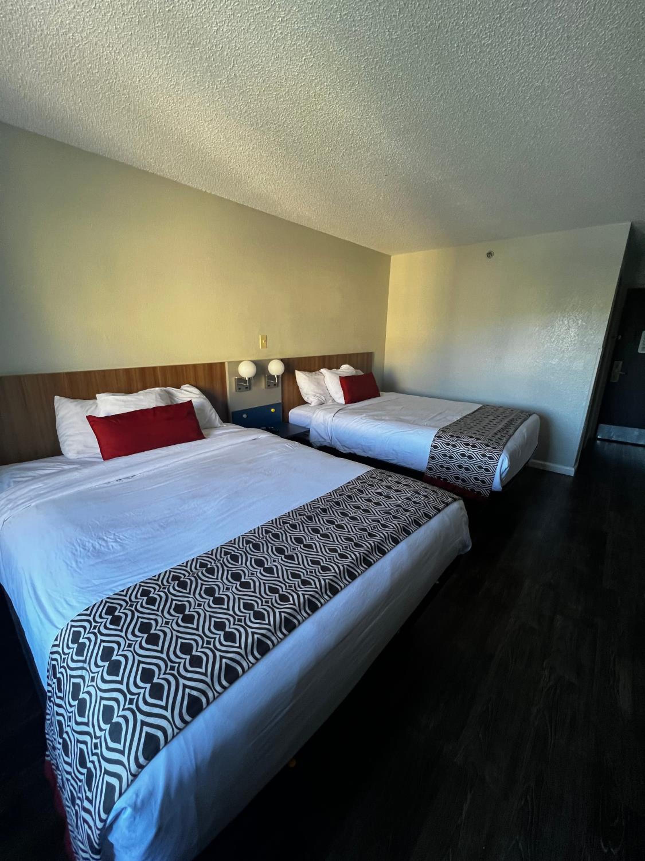 Queen Room with Two Queen Beds - Non-Smoking - Photo 4
