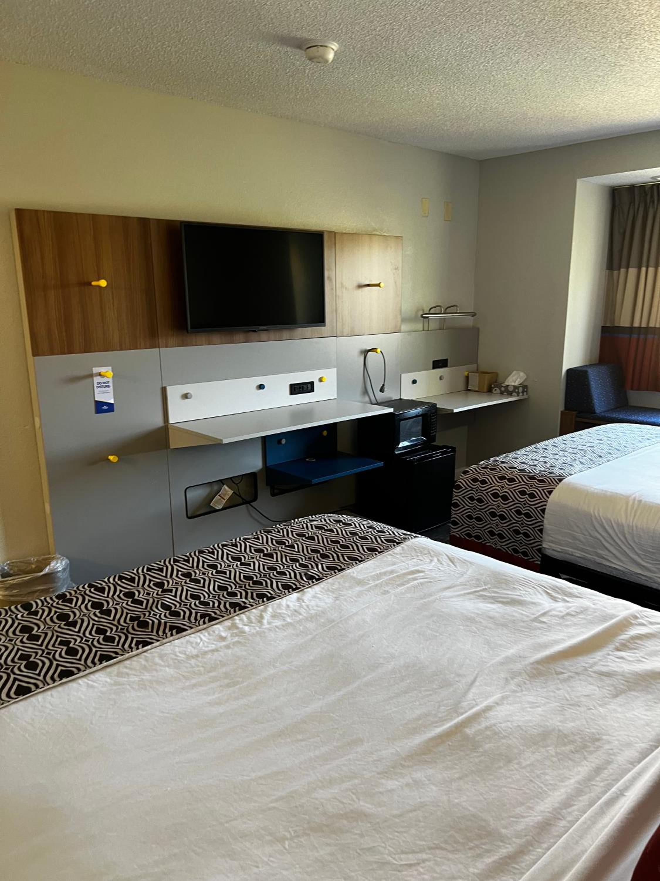 Queen Room with Two Queen Beds - Non-Smoking - Photo 5