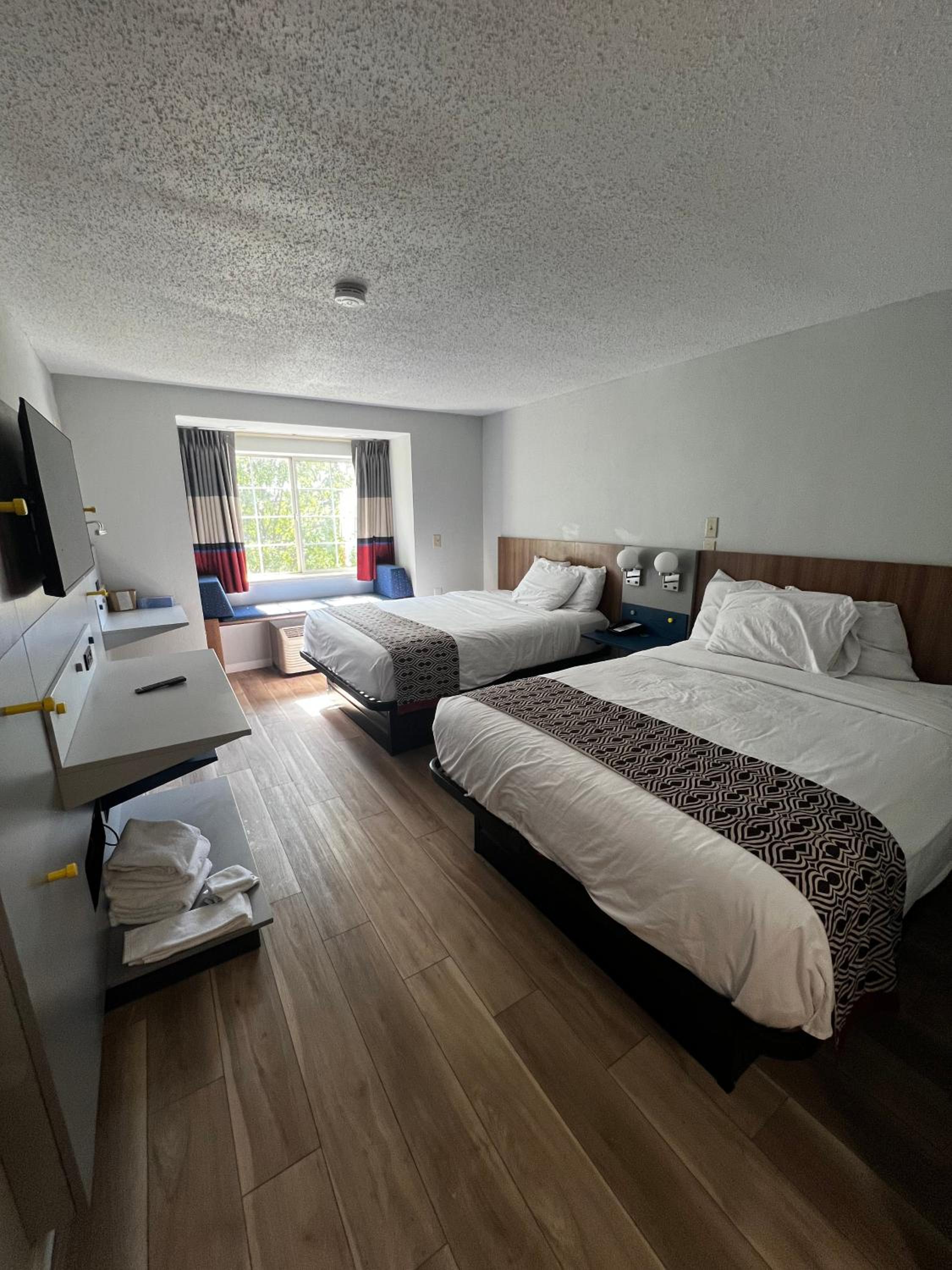 Queen Room with Two Queen Beds - Non-Smoking - Photo 3