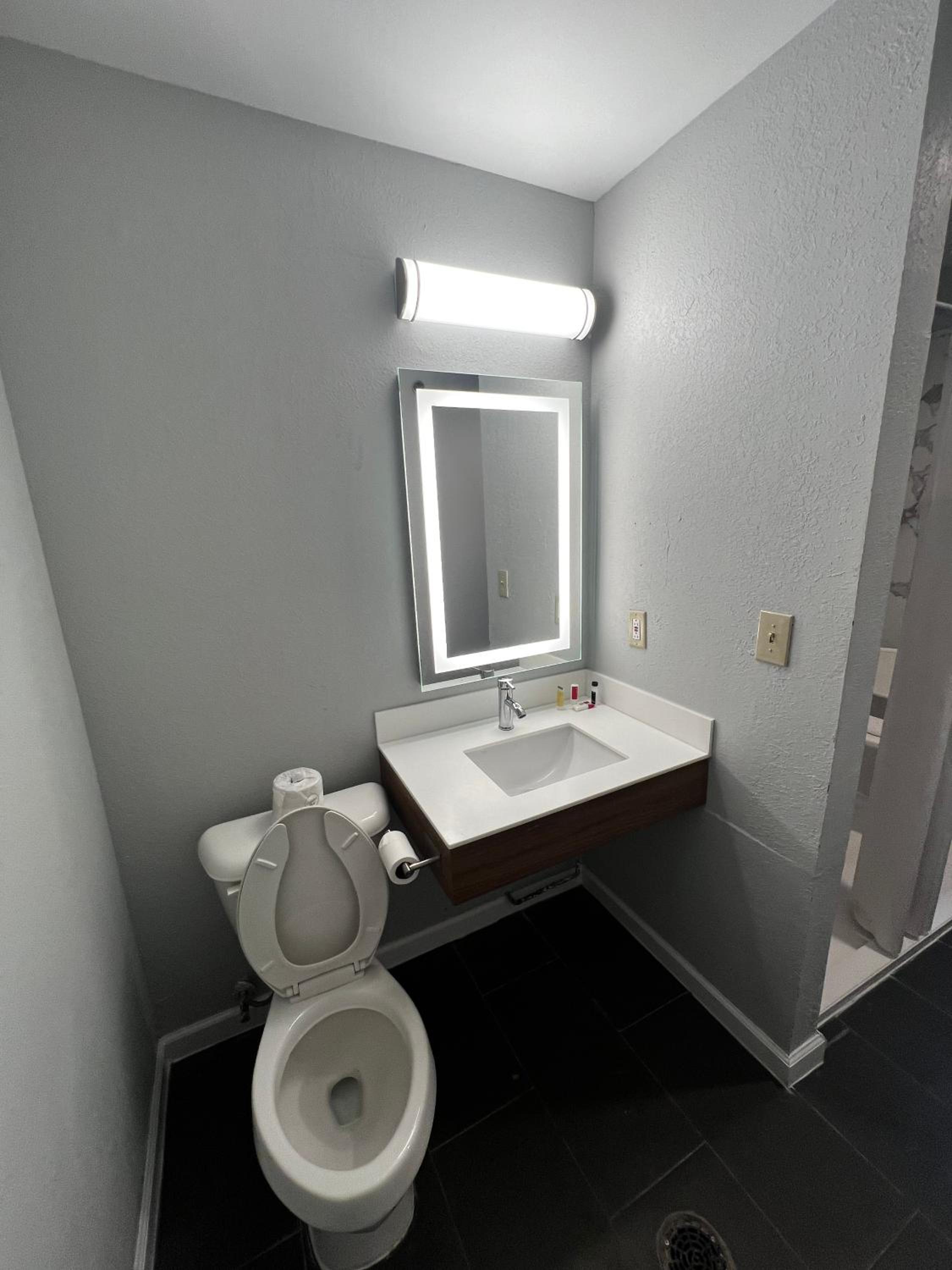Queen Room with Two Queen Beds - Mobility Access/Non-Smoking - Photo 5