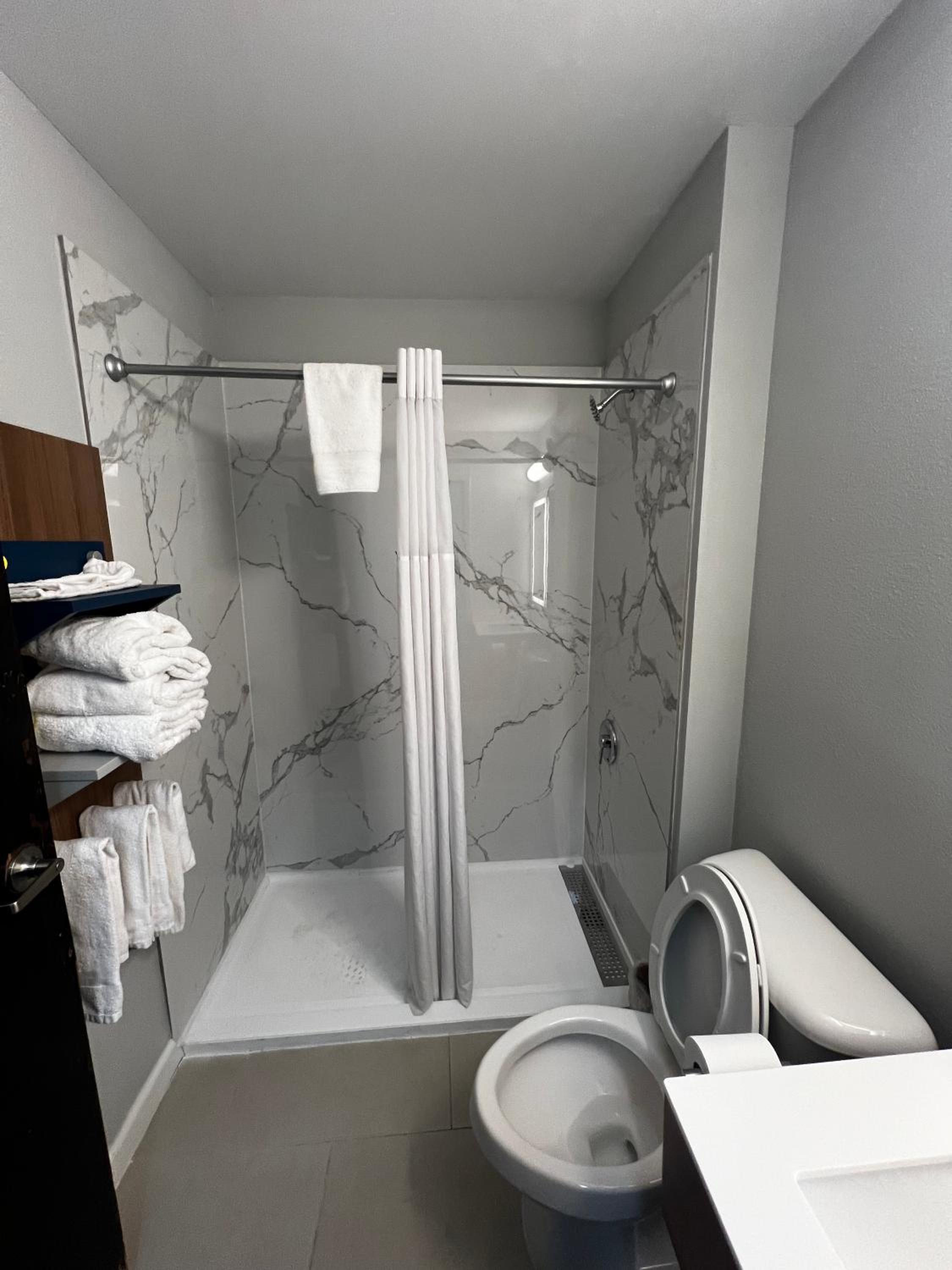 Queen Room with Two Queen Beds - Non-Smoking - Photo 9