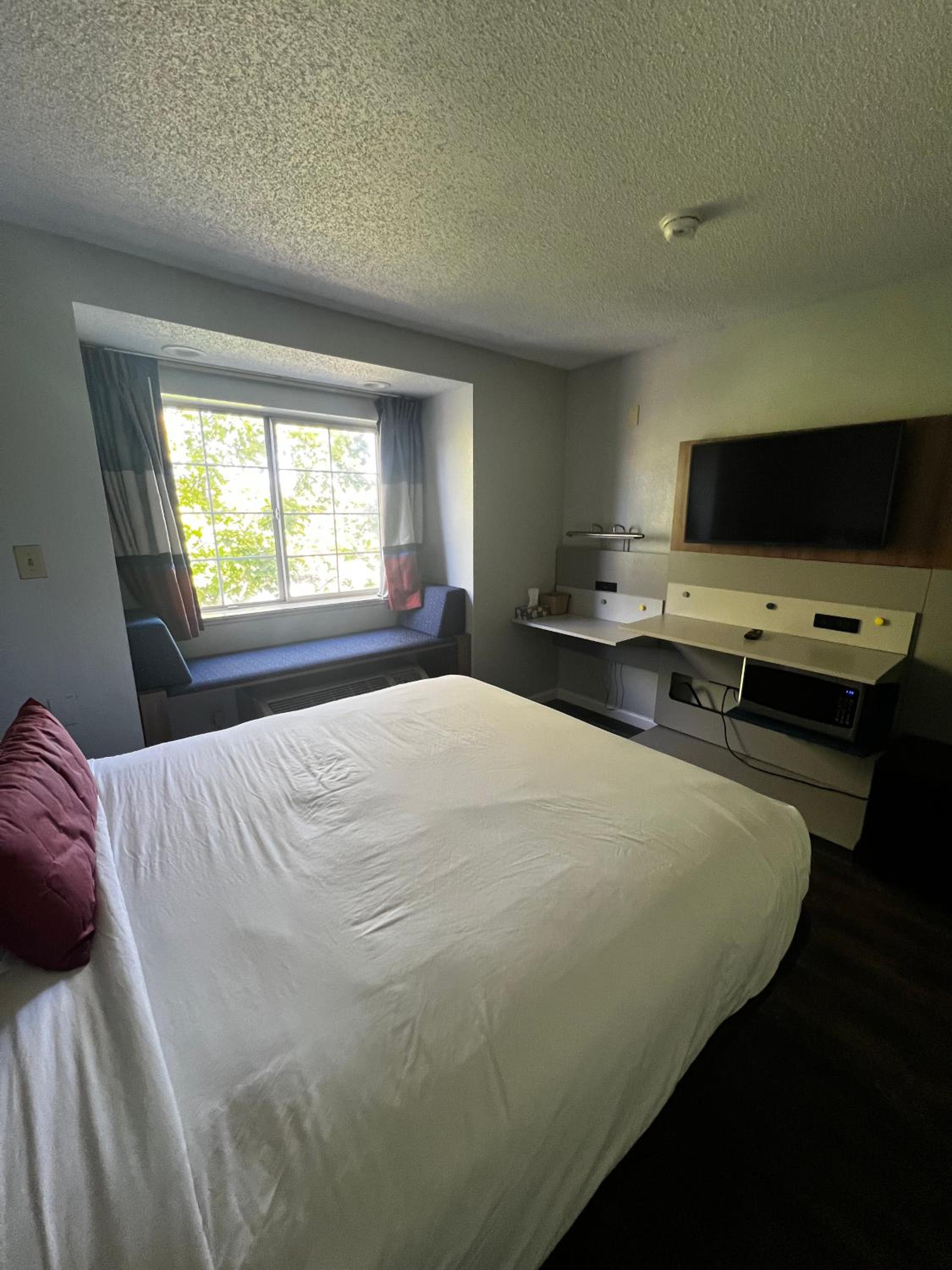 Queen Room - Non-Smoking - Photo 3