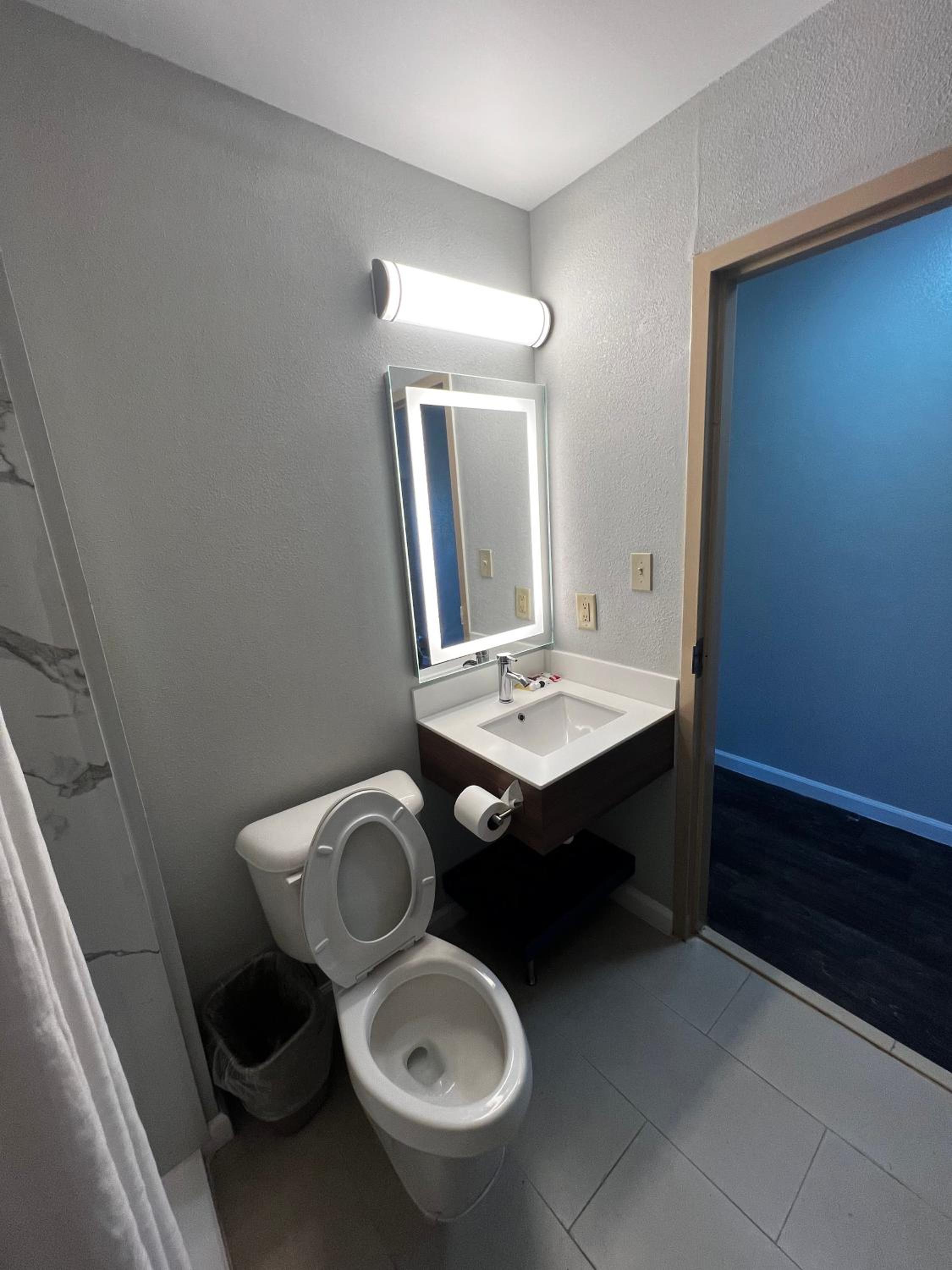 Queen Room - Non-Smoking - Photo 4