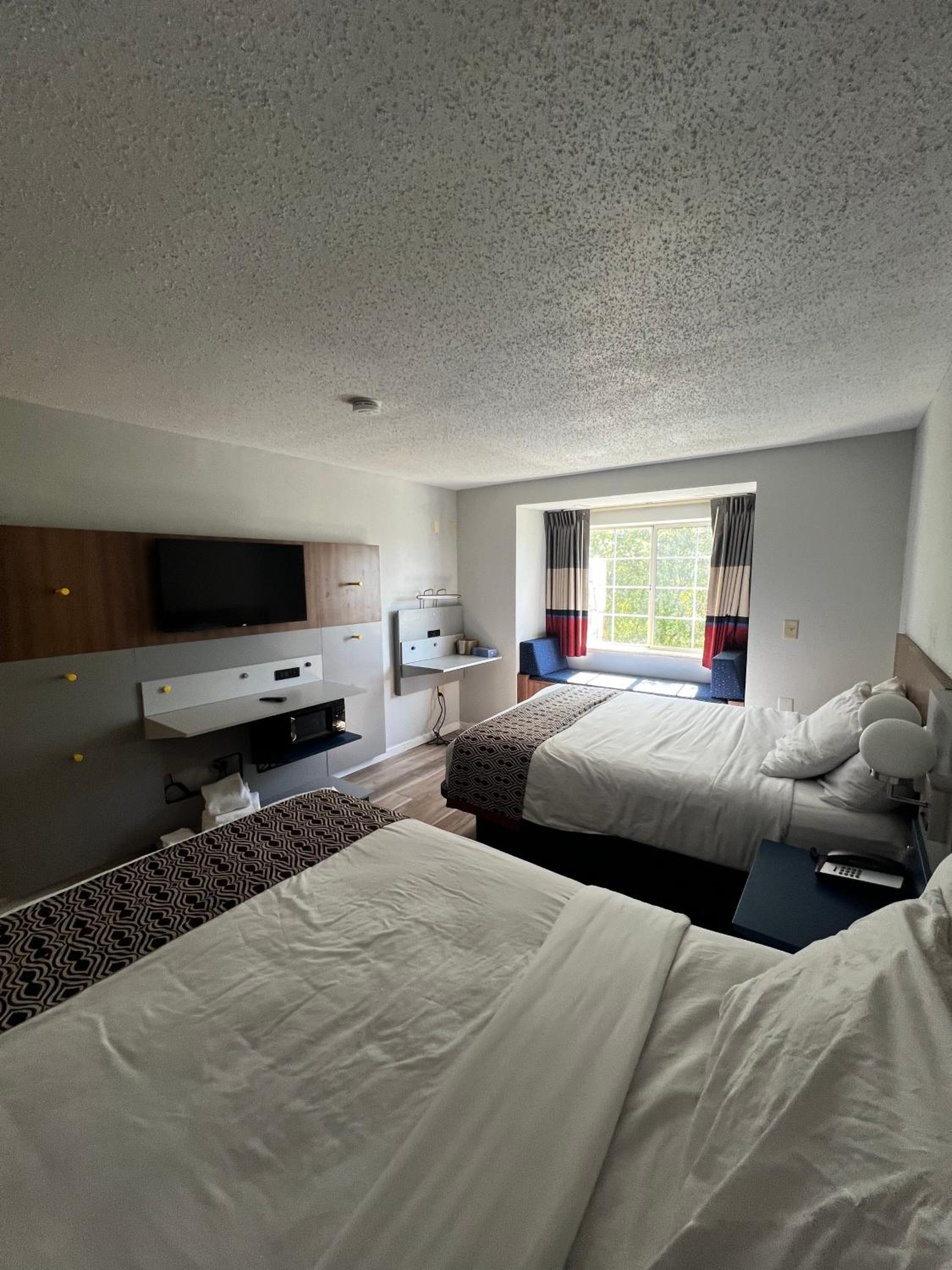 Queen Room with Two Queen Beds - Mobility Access/Non-Smoking - Photo 3