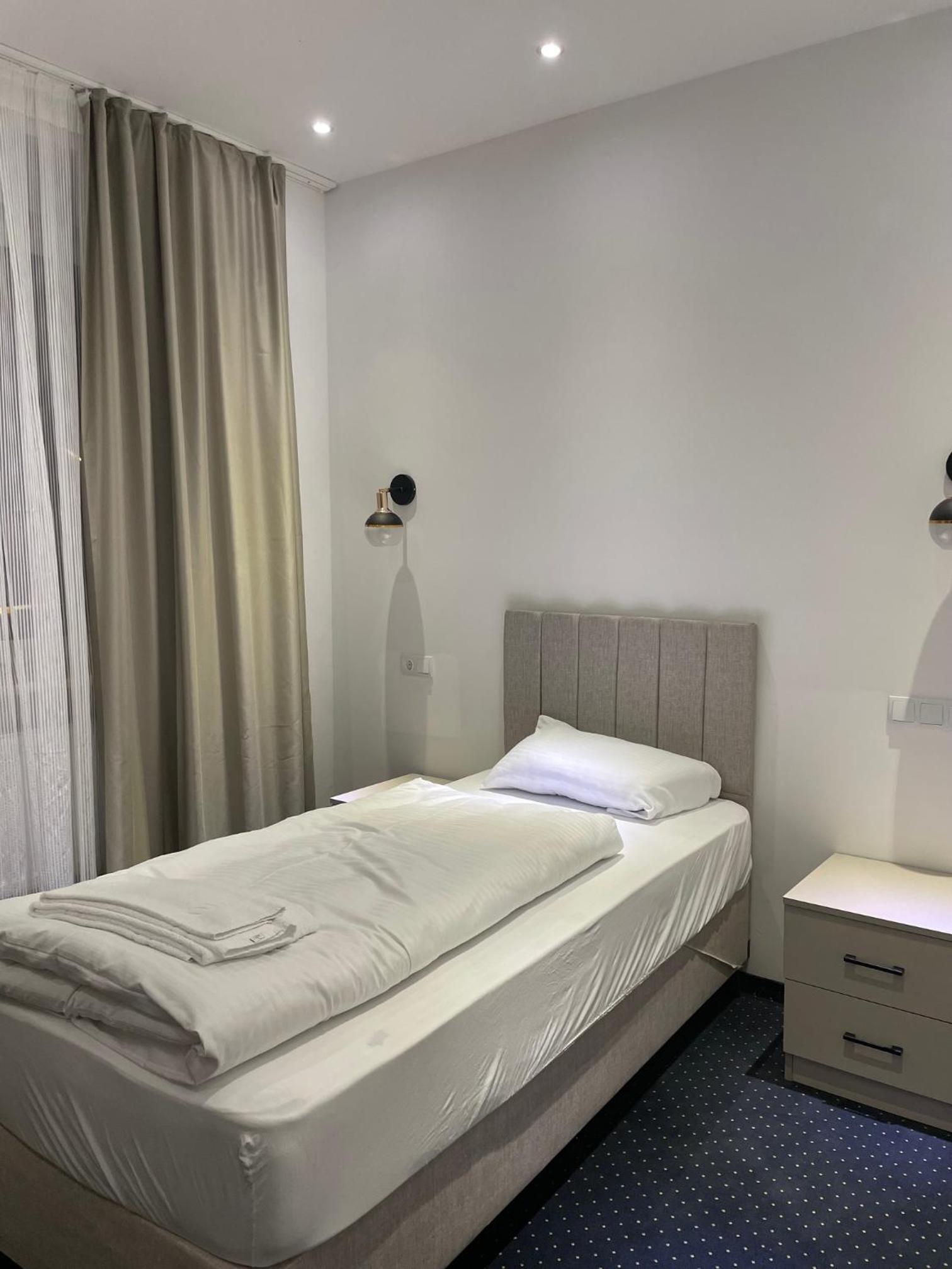 Single Room with Private Bathroom photo 3