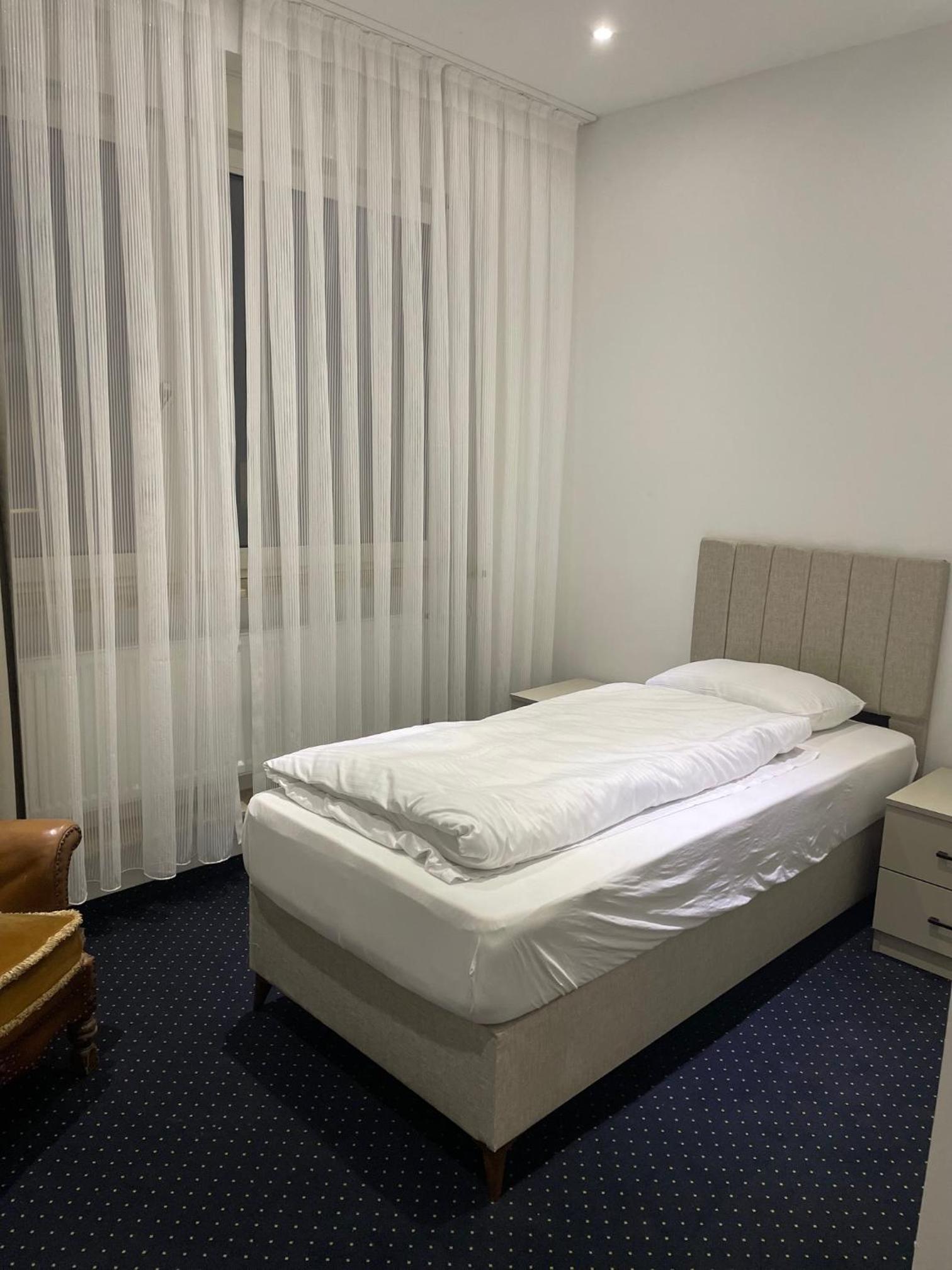 Single Room with Private Bathroom photo 2