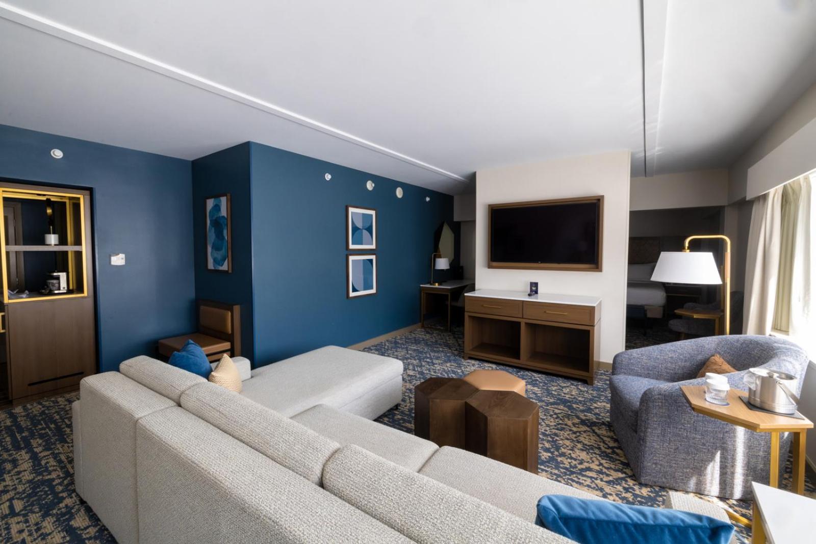 Junior King Suite with Seating Area - Photo 4