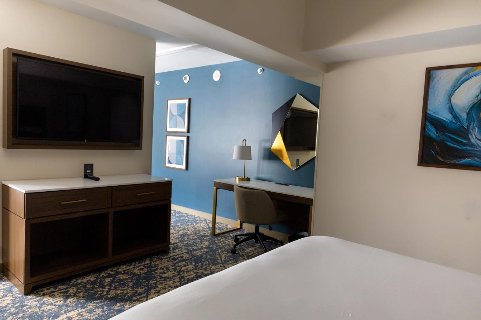 Junior King Suite with Seating Area - Photo 5