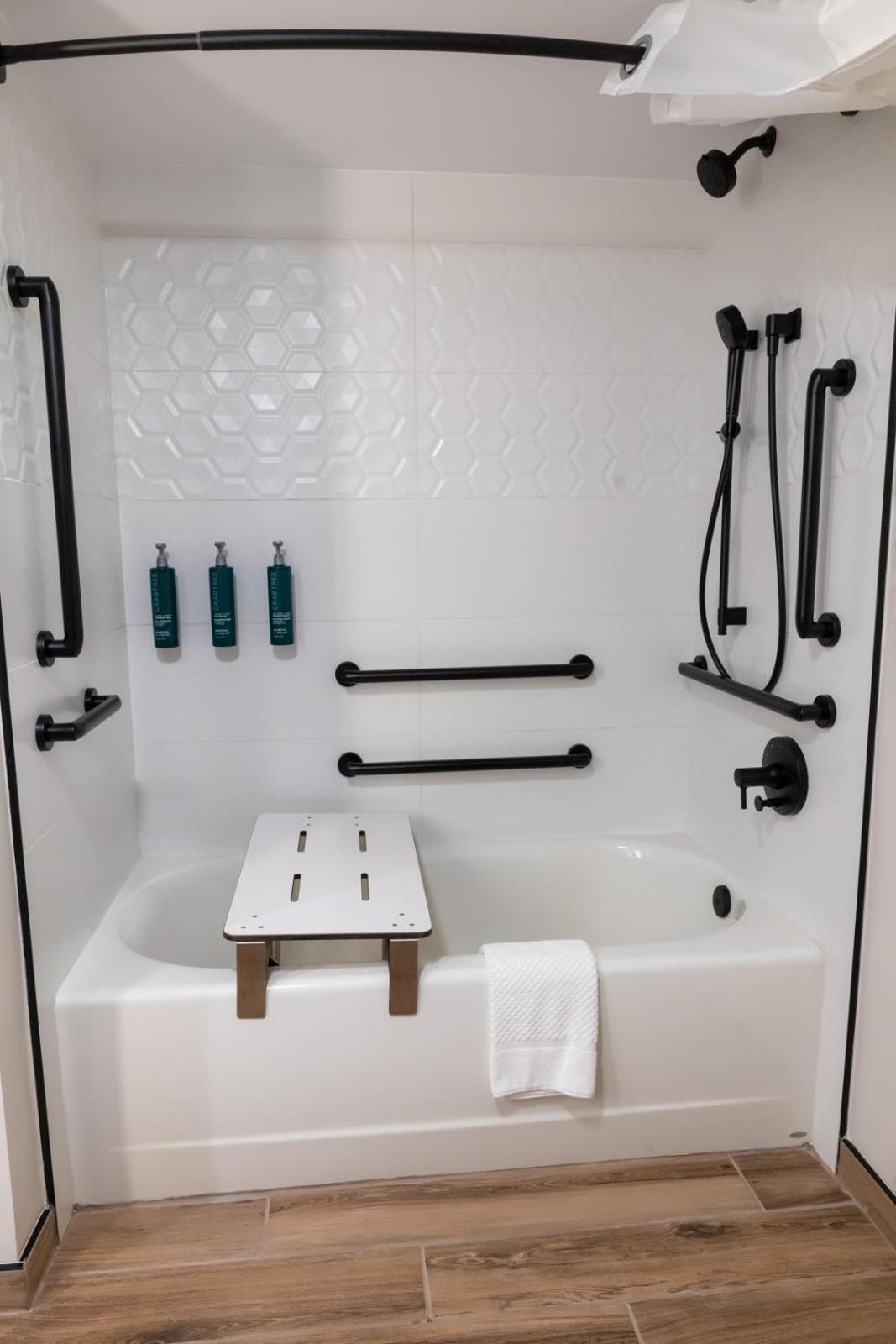 King Room with Bath Tub - Mobility Access - Photo 16