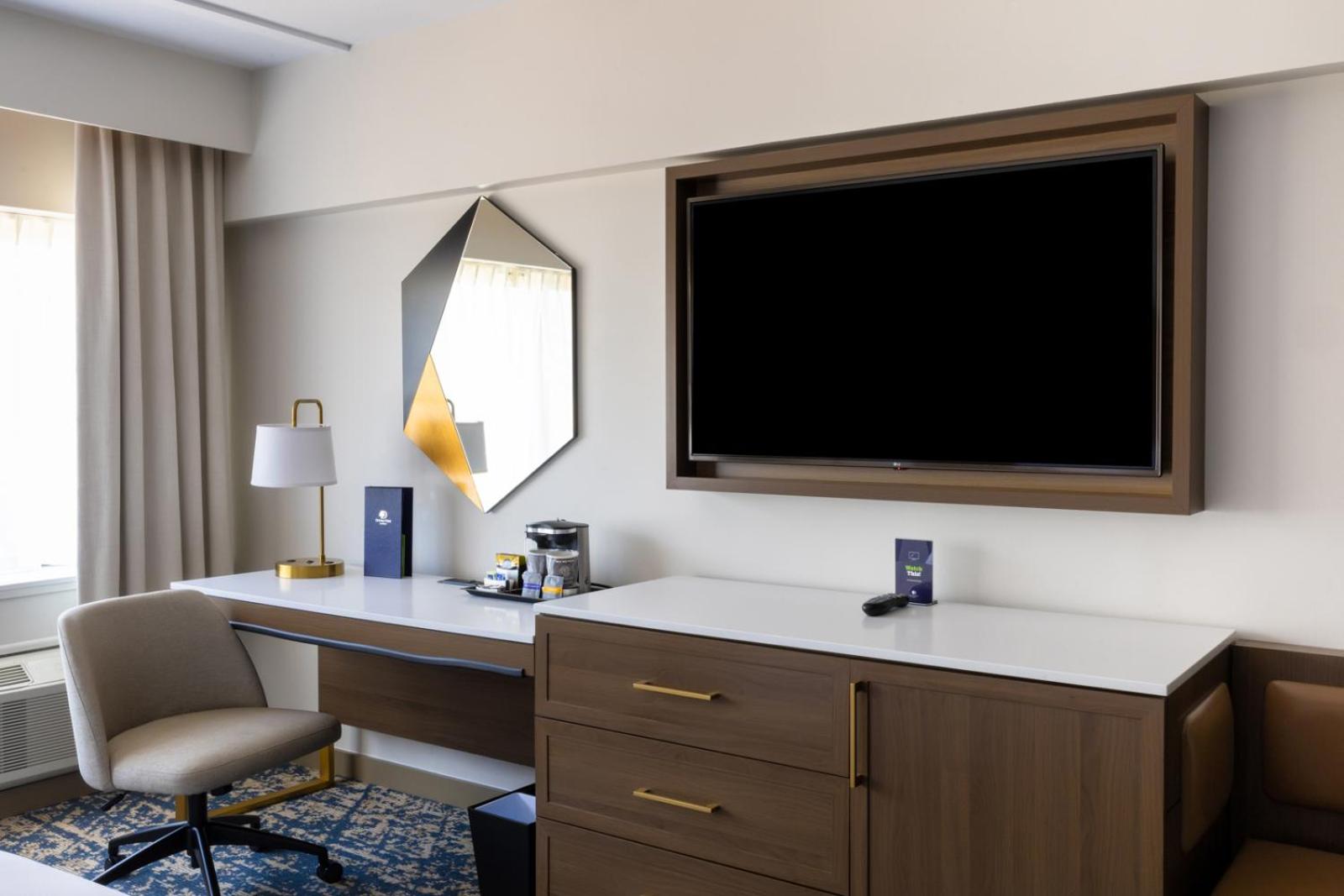 King Room with Bath Tub - Mobility Access - Photo 17