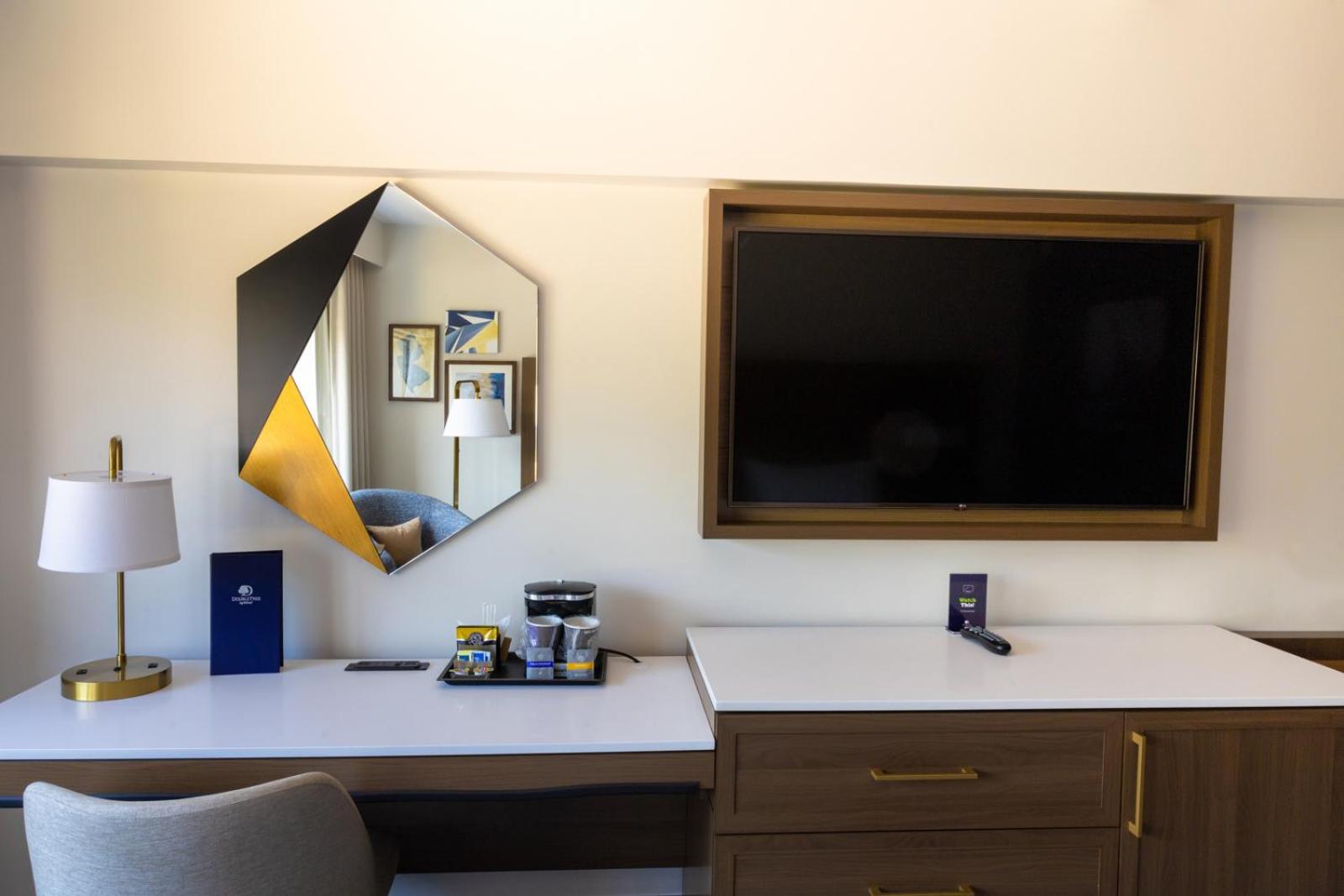 King Room with Bath Tub - Mobility Access - Photo 18