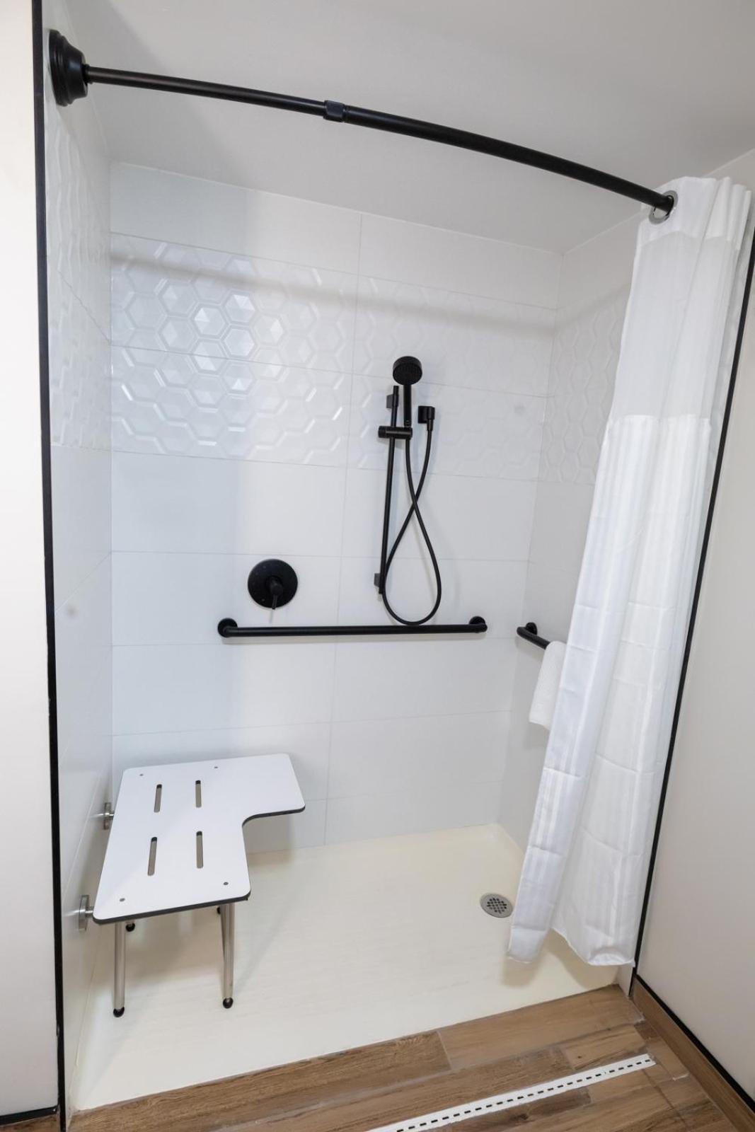 King Room With Roll-In Shower - Mobility And Hearing Access - Photo 2