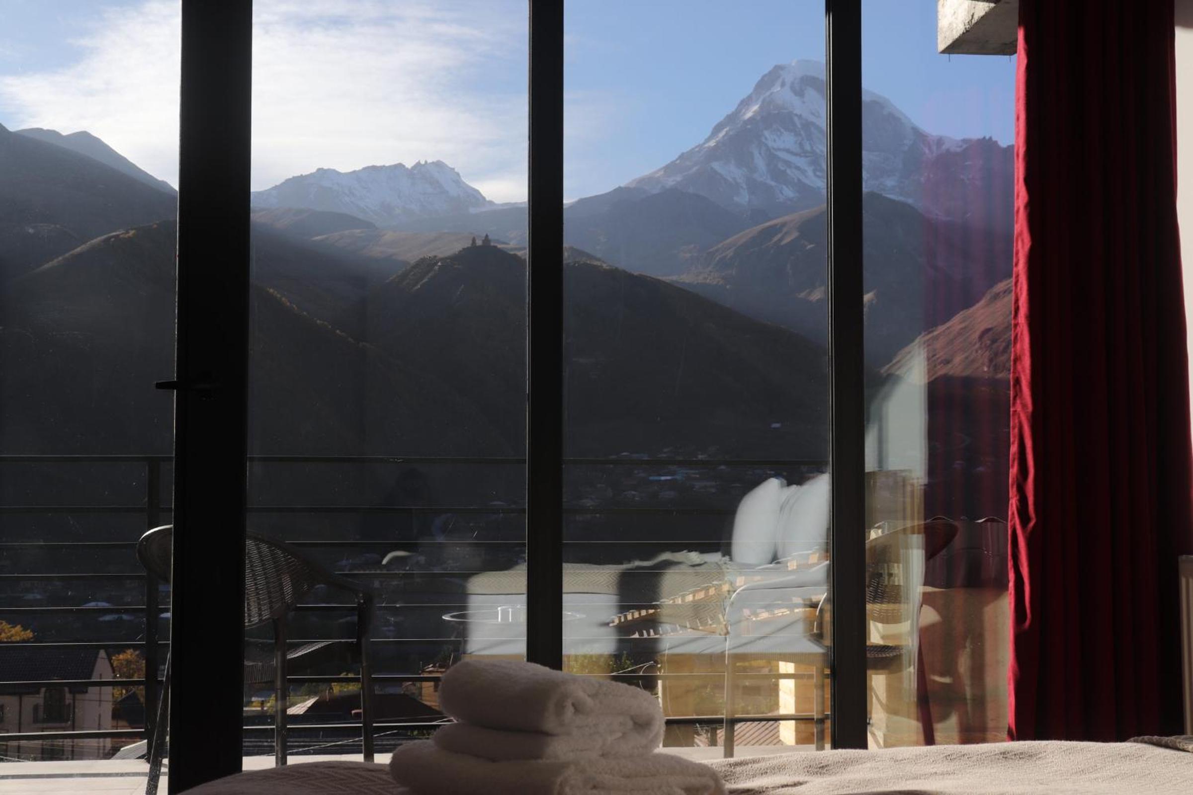 Double or Twin Room with Mountain View