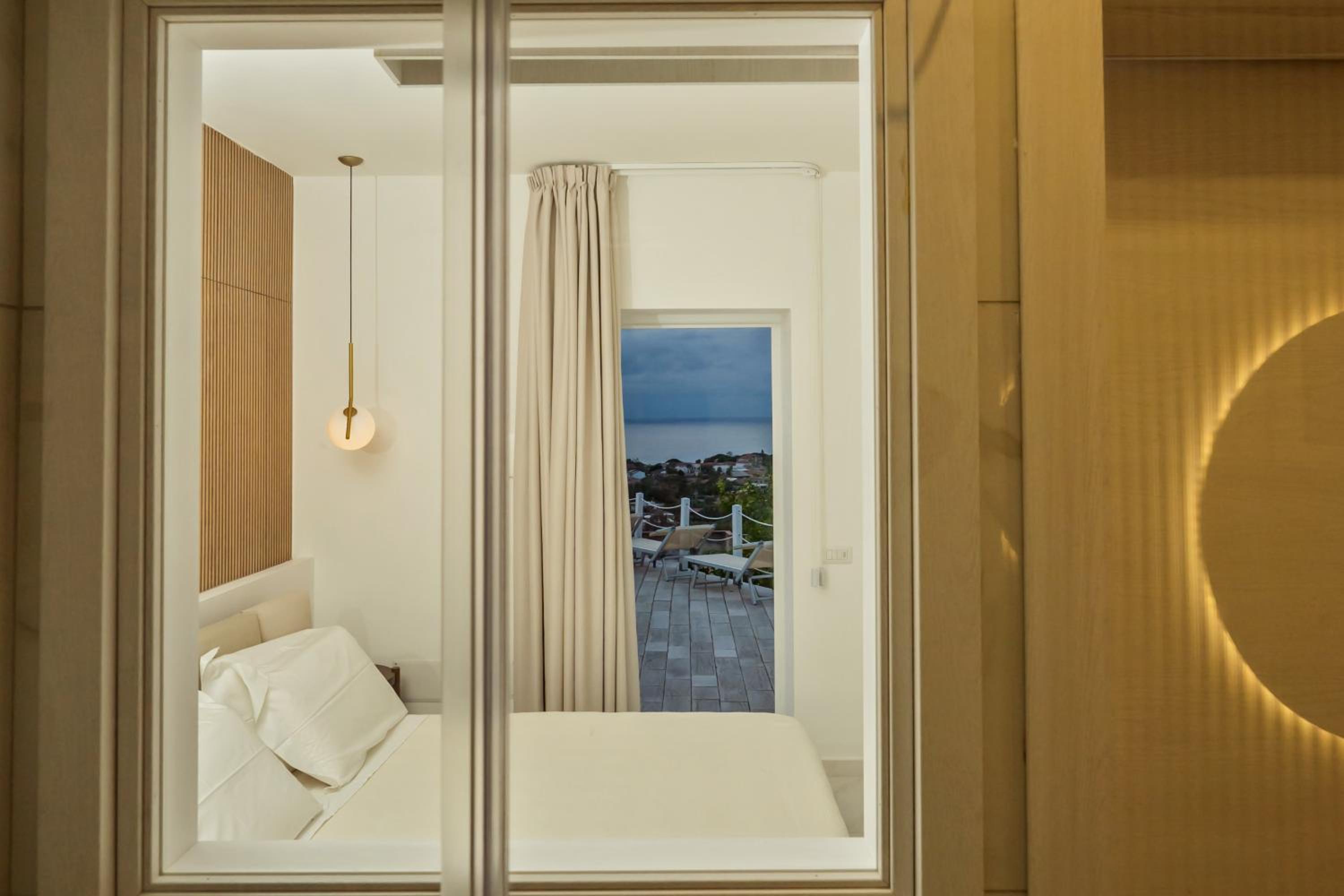 Junior Suite with Sea View - Photo 2
