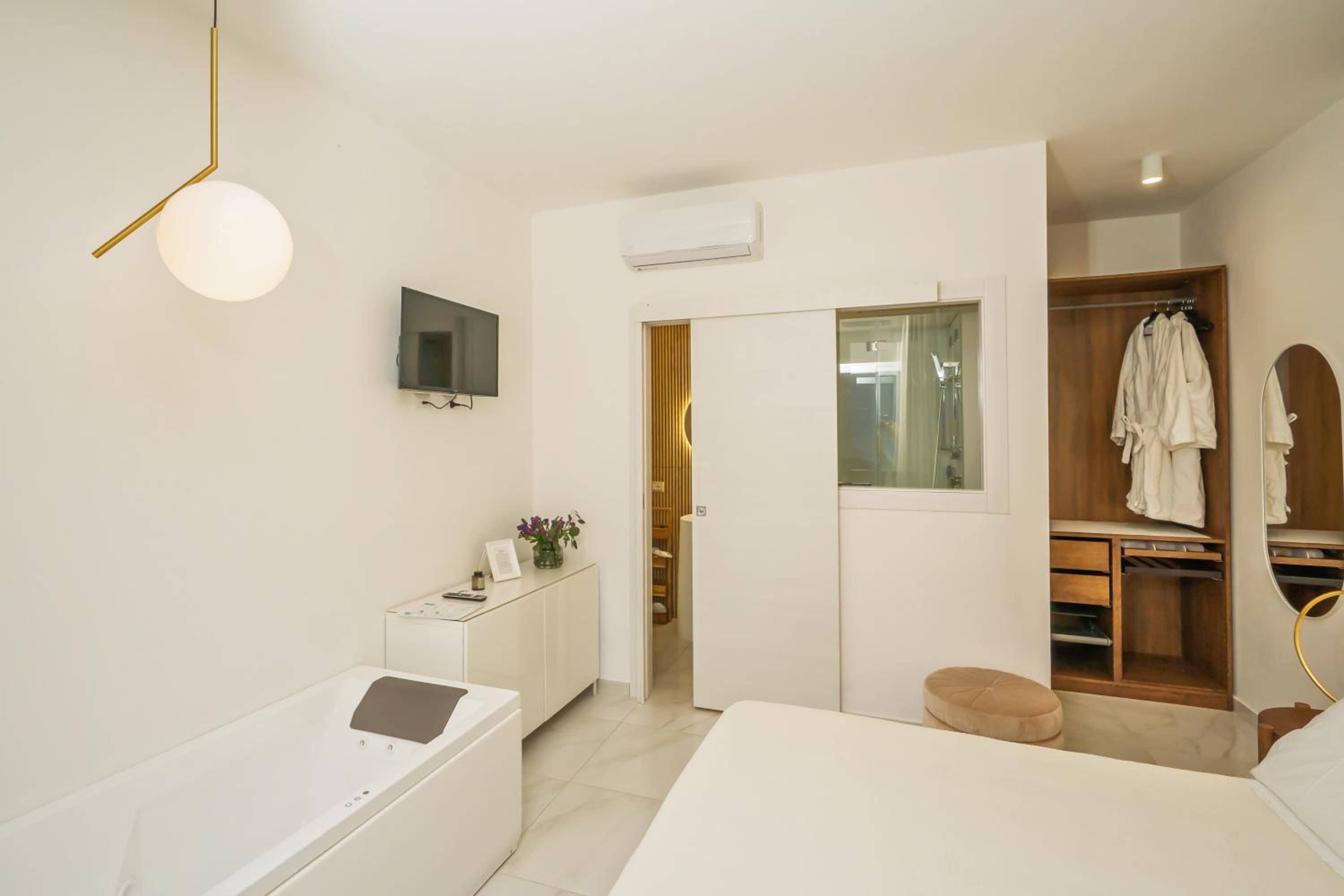 Junior Suite with Sea View - Photo 34