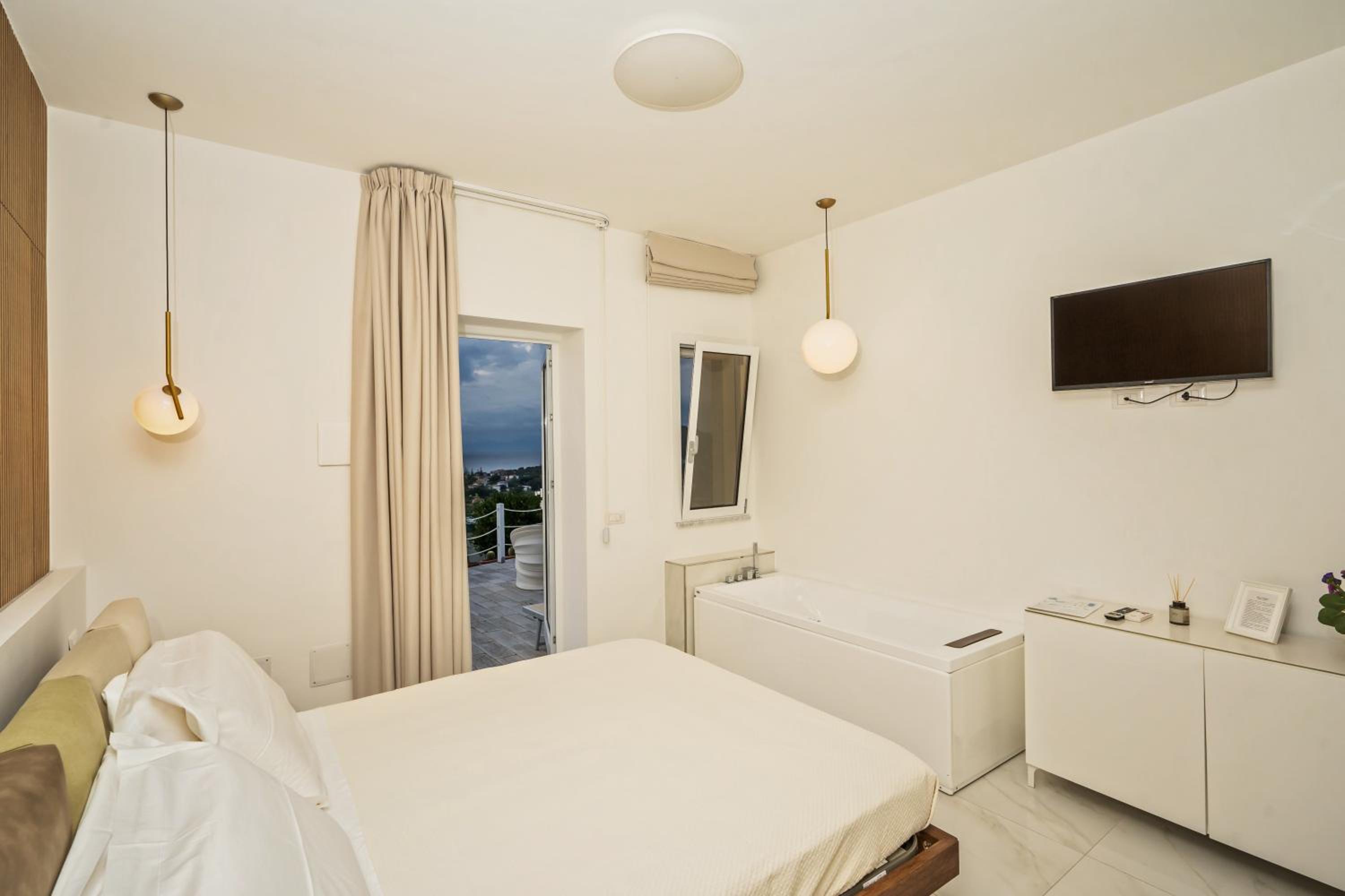 Junior Suite with Sea View - Photo 33