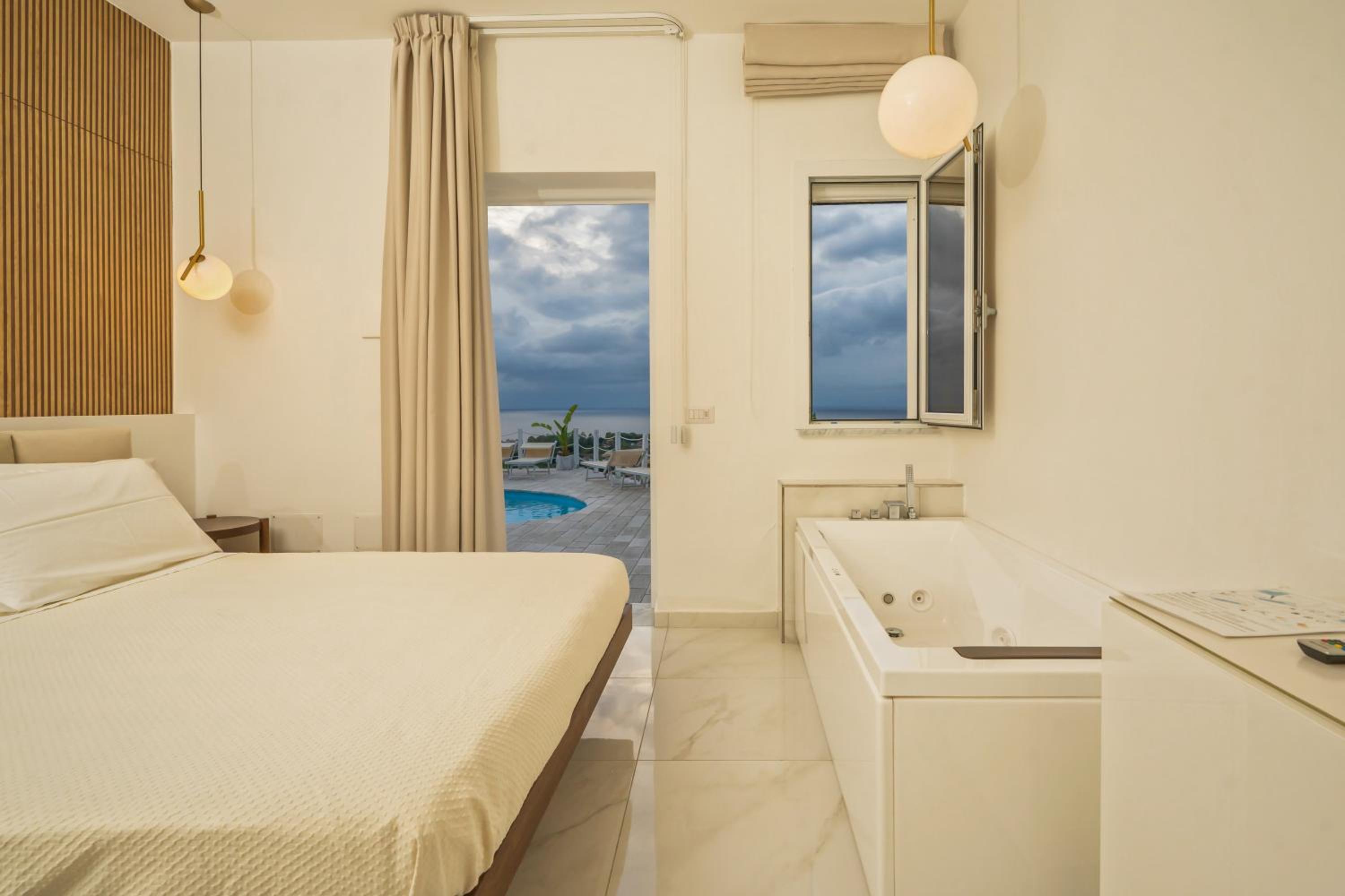 Junior Suite with Sea View - Photo 28