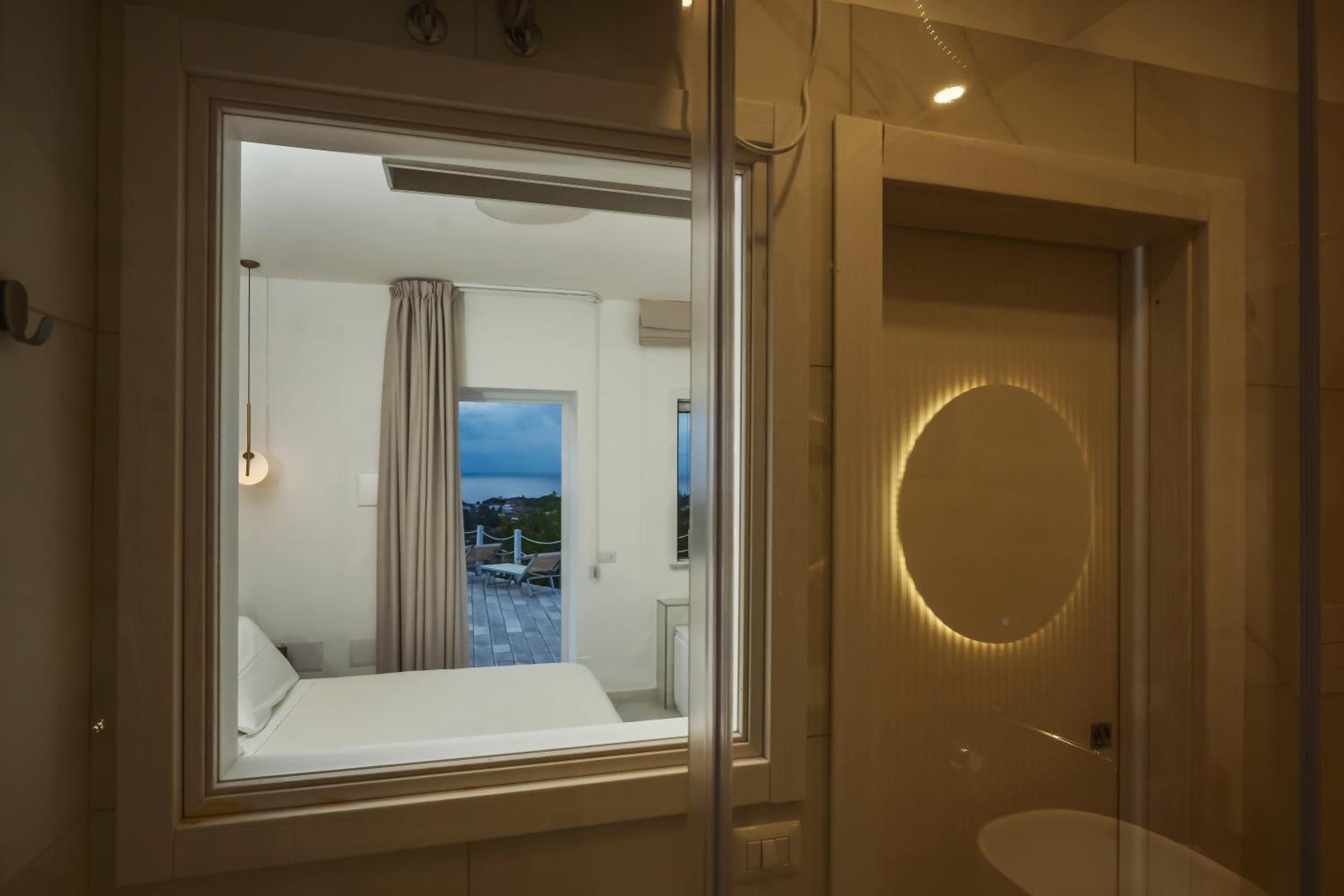 Junior Suite with Sea View - Photo 30