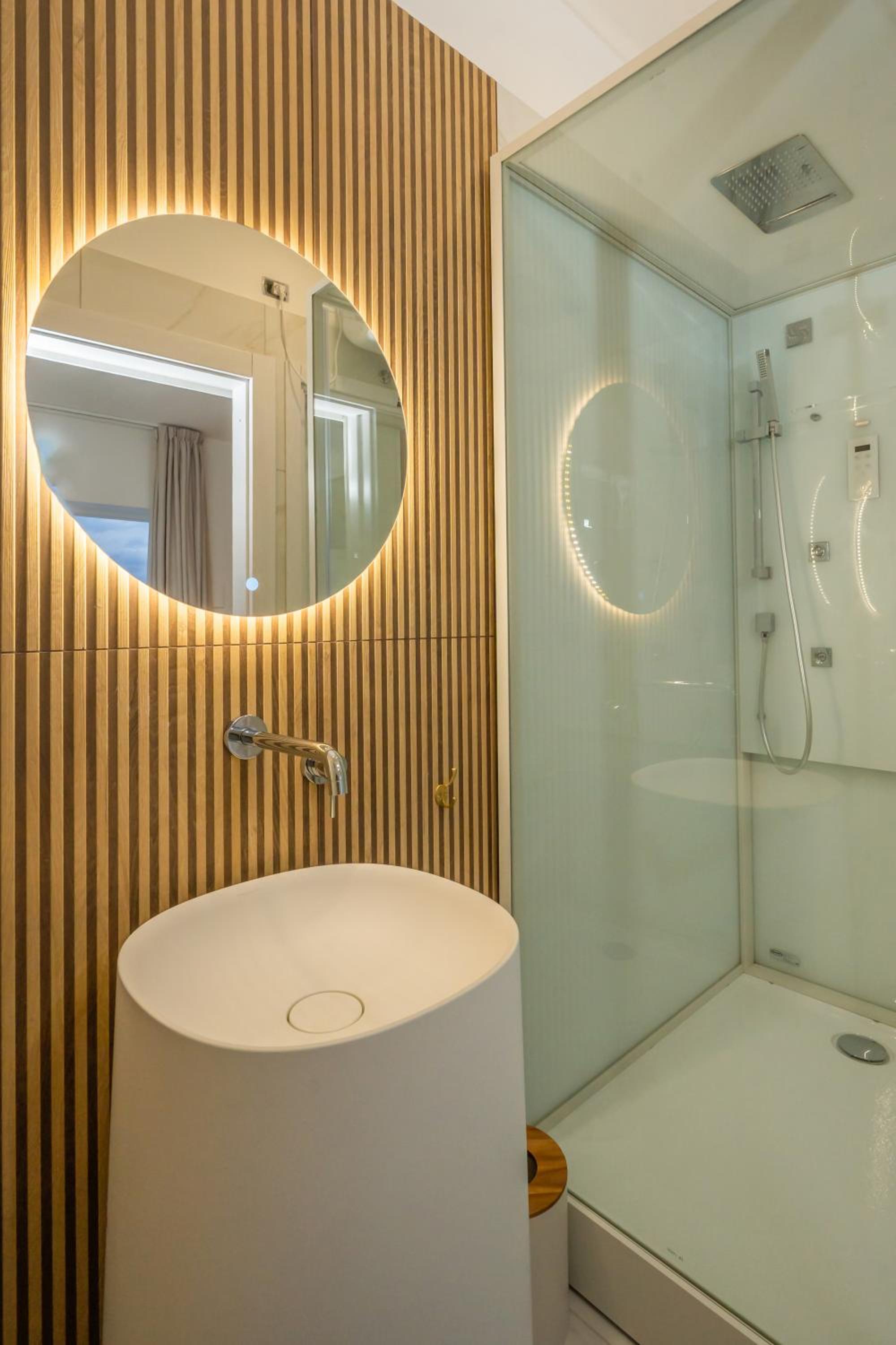 Junior Suite with Sea View - Photo 19