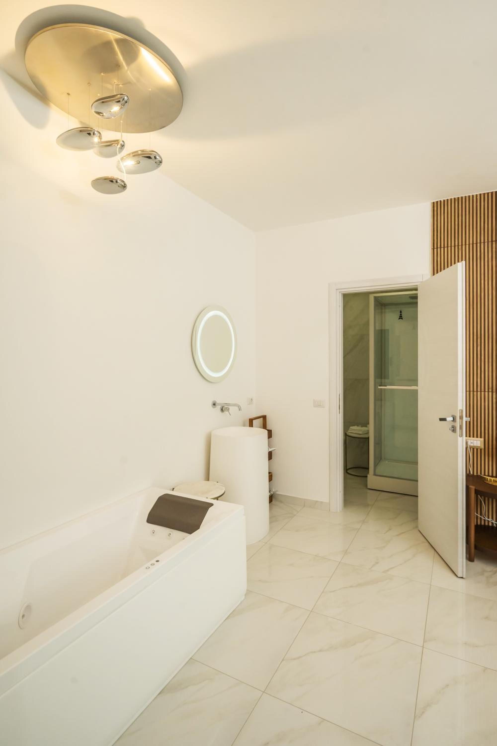 Deluxe Suite with Sea View - Photo 2