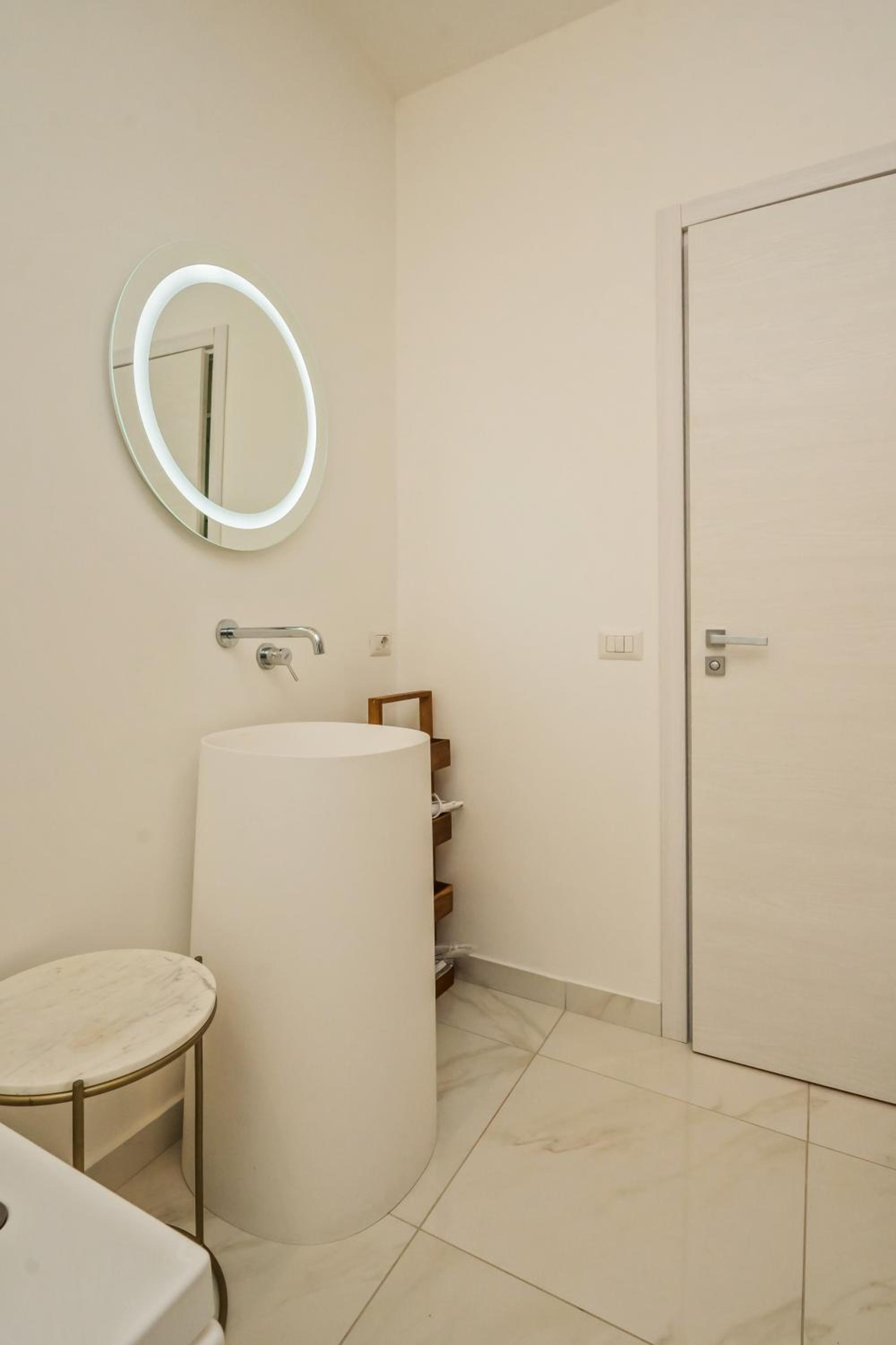 Deluxe Suite with Sea View - Photo 20