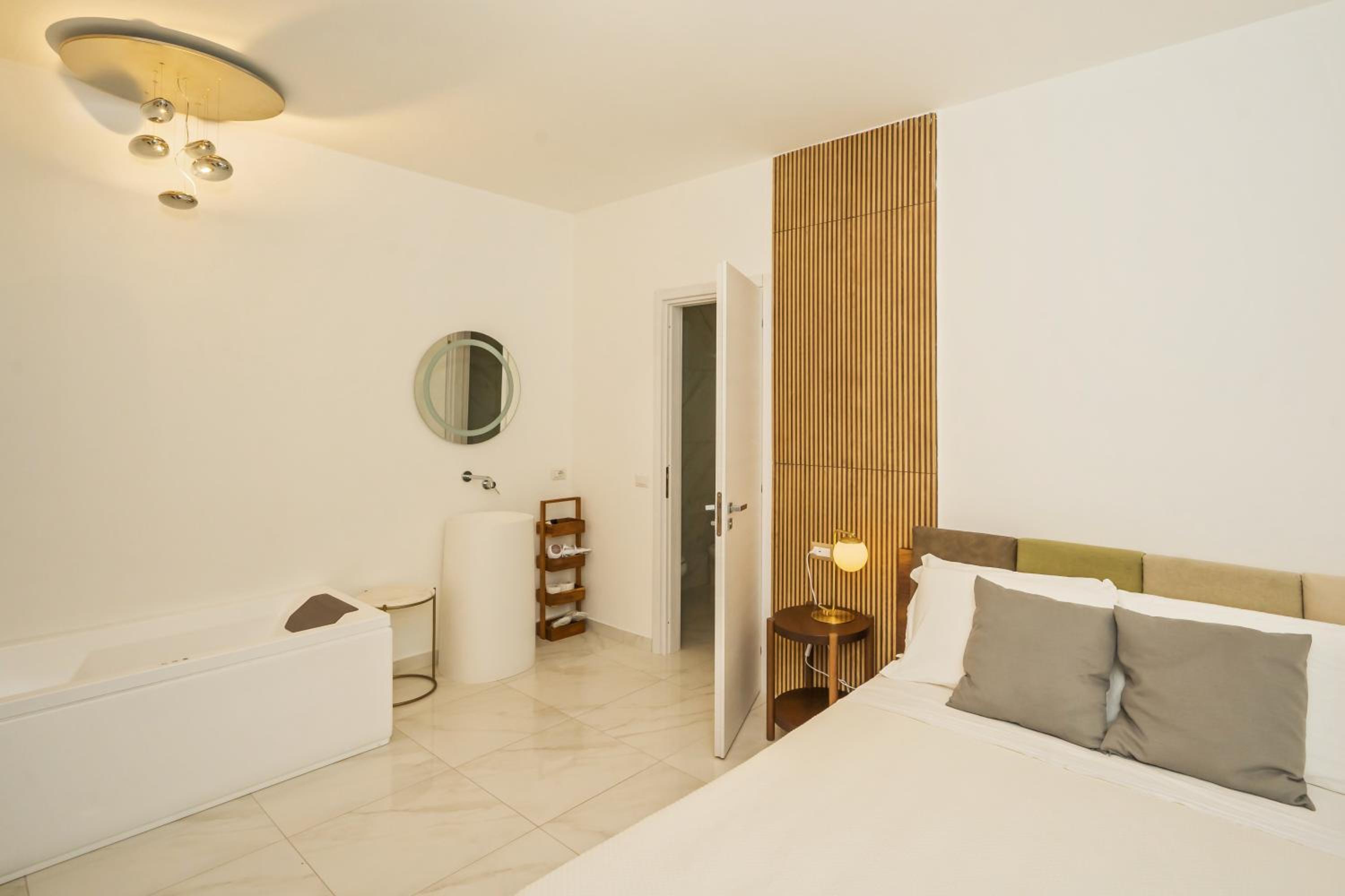 Deluxe Suite with Sea View - Photo 19