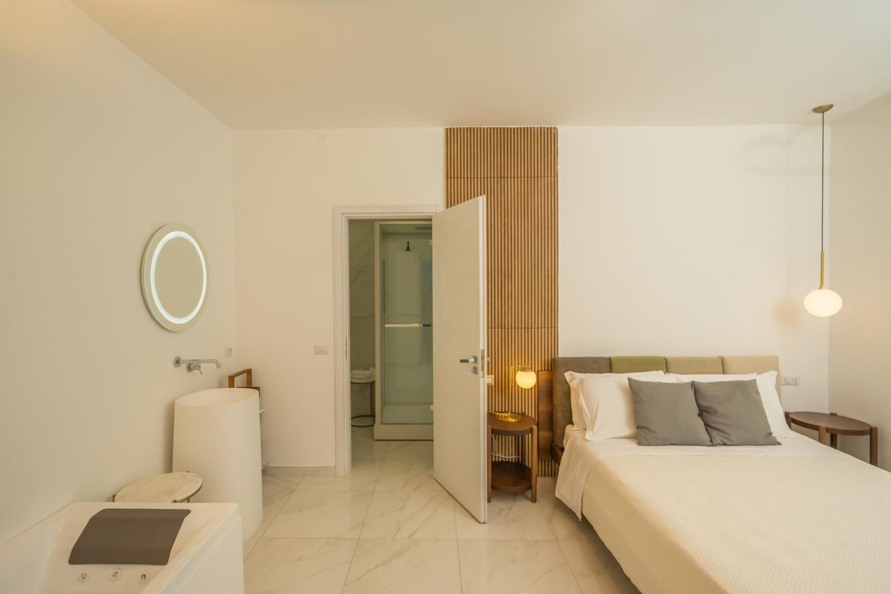 Deluxe Suite with Sea View - Photo 3