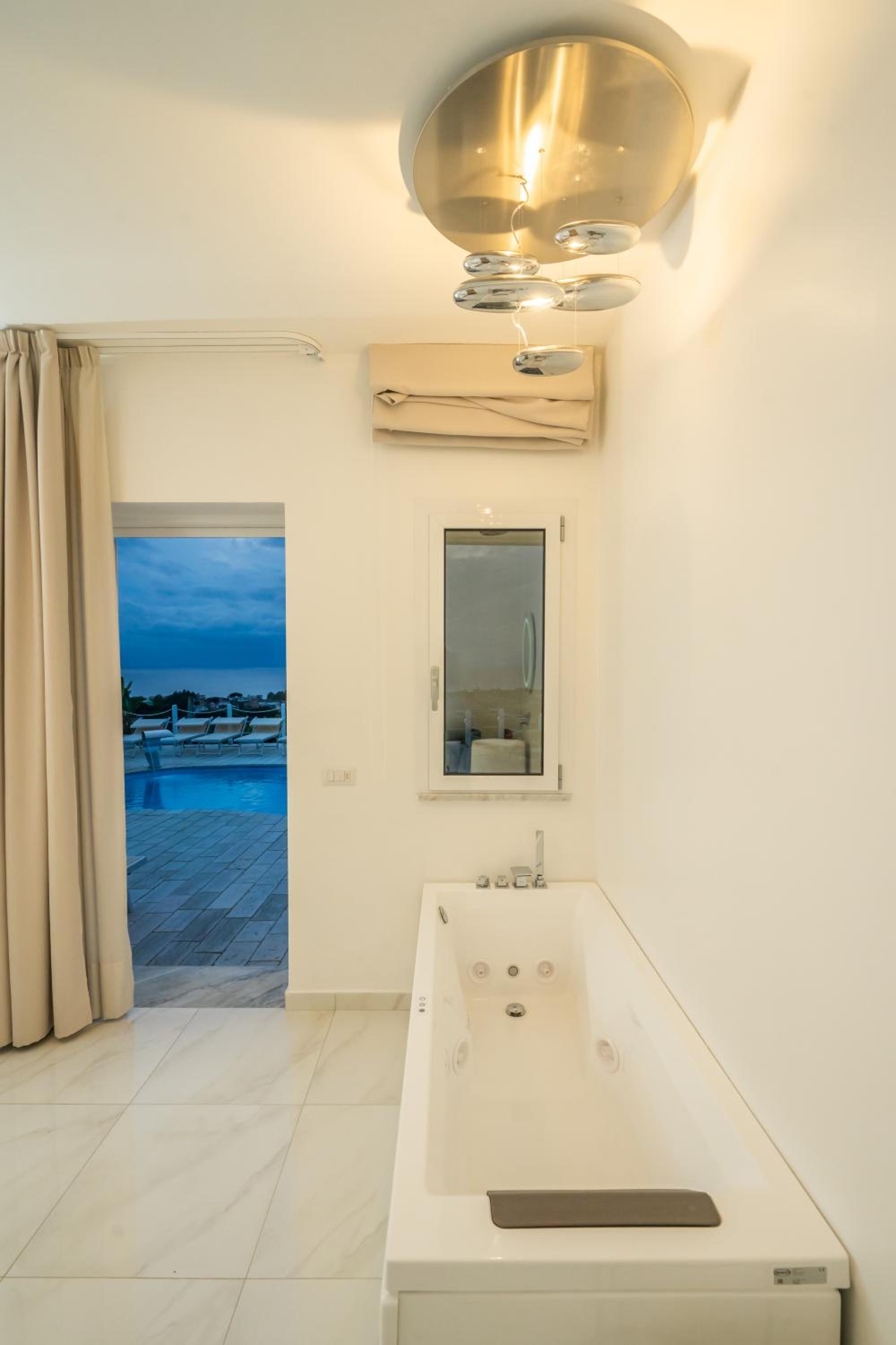Deluxe Suite with Sea View - Photo 11
