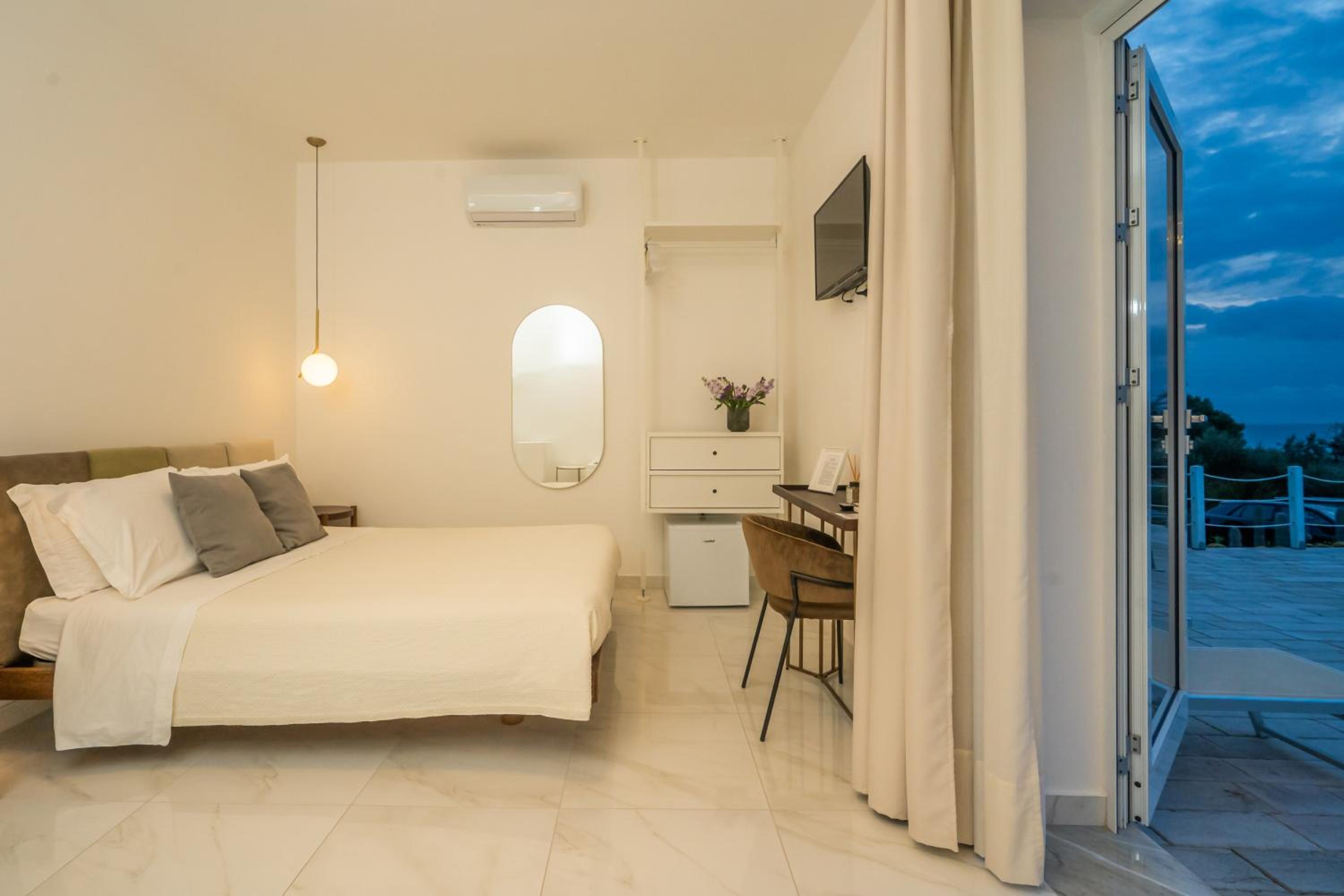 Deluxe Suite with Sea View - Photo 4