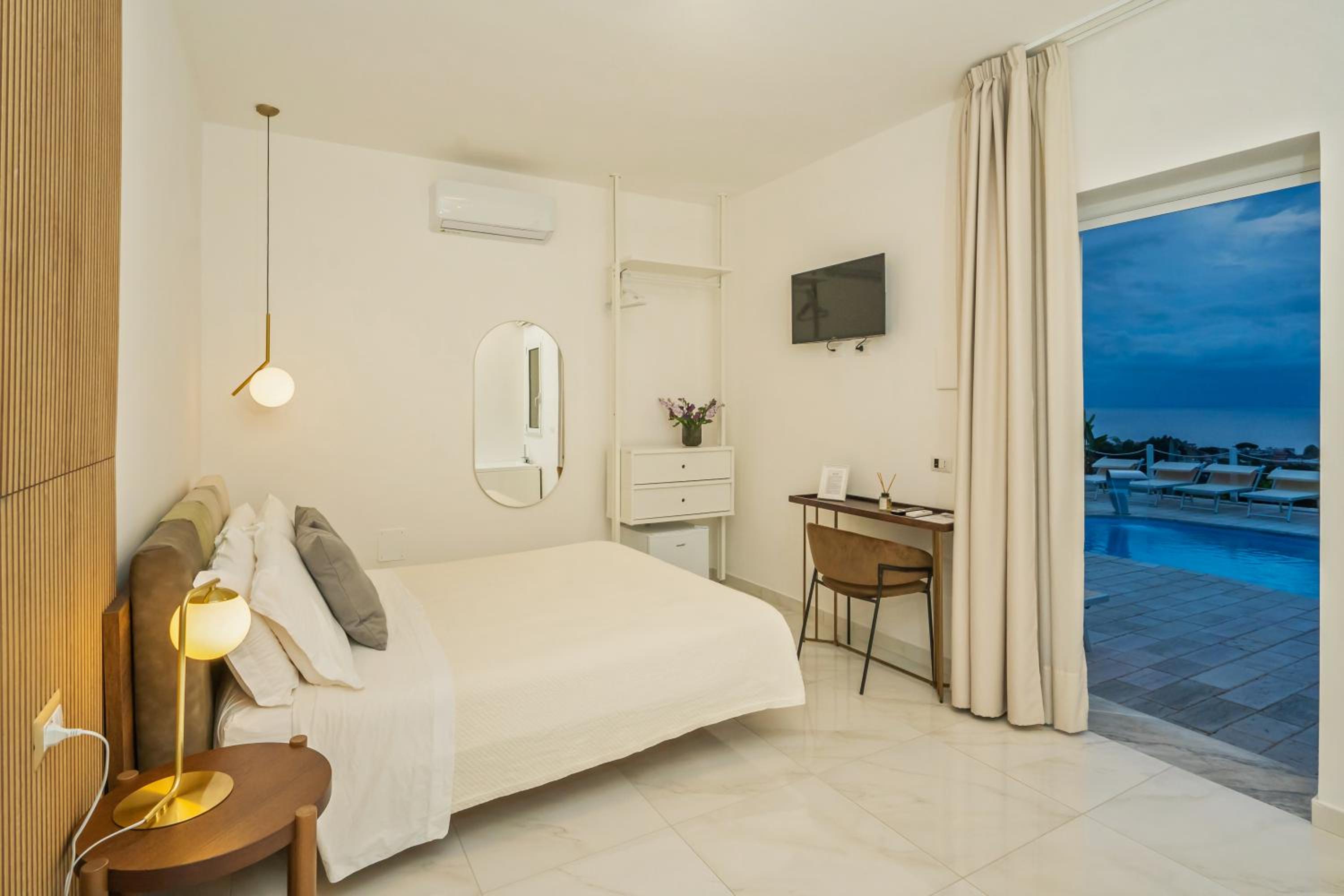 Deluxe Suite with Sea View - Photo 6