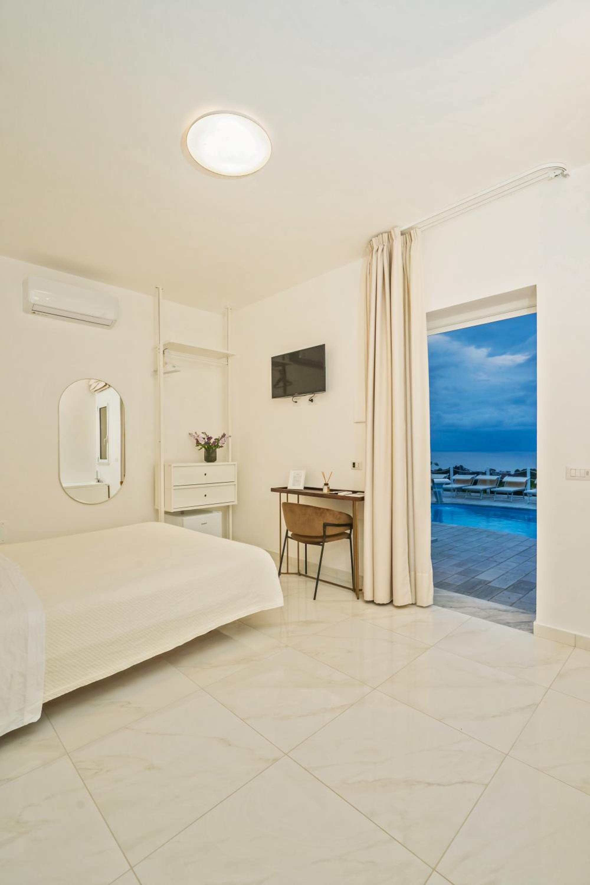 Deluxe Suite with Sea View - Photo 18