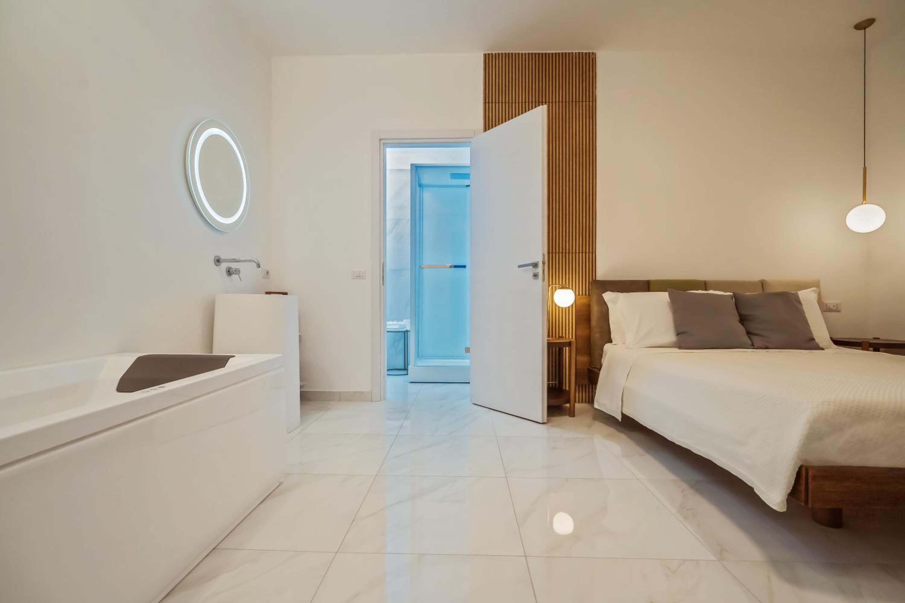 Deluxe Suite with Sea View - Photo 5