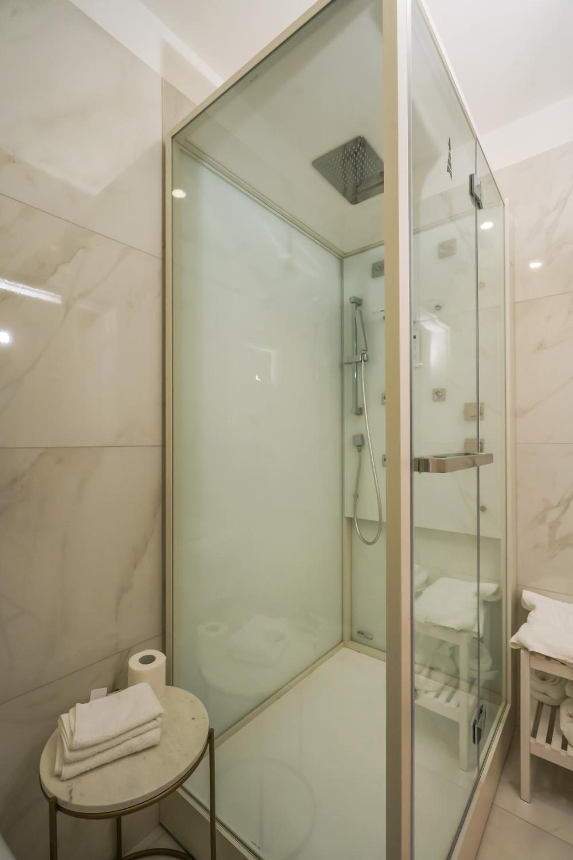 Deluxe Suite with Sea View - Photo 8