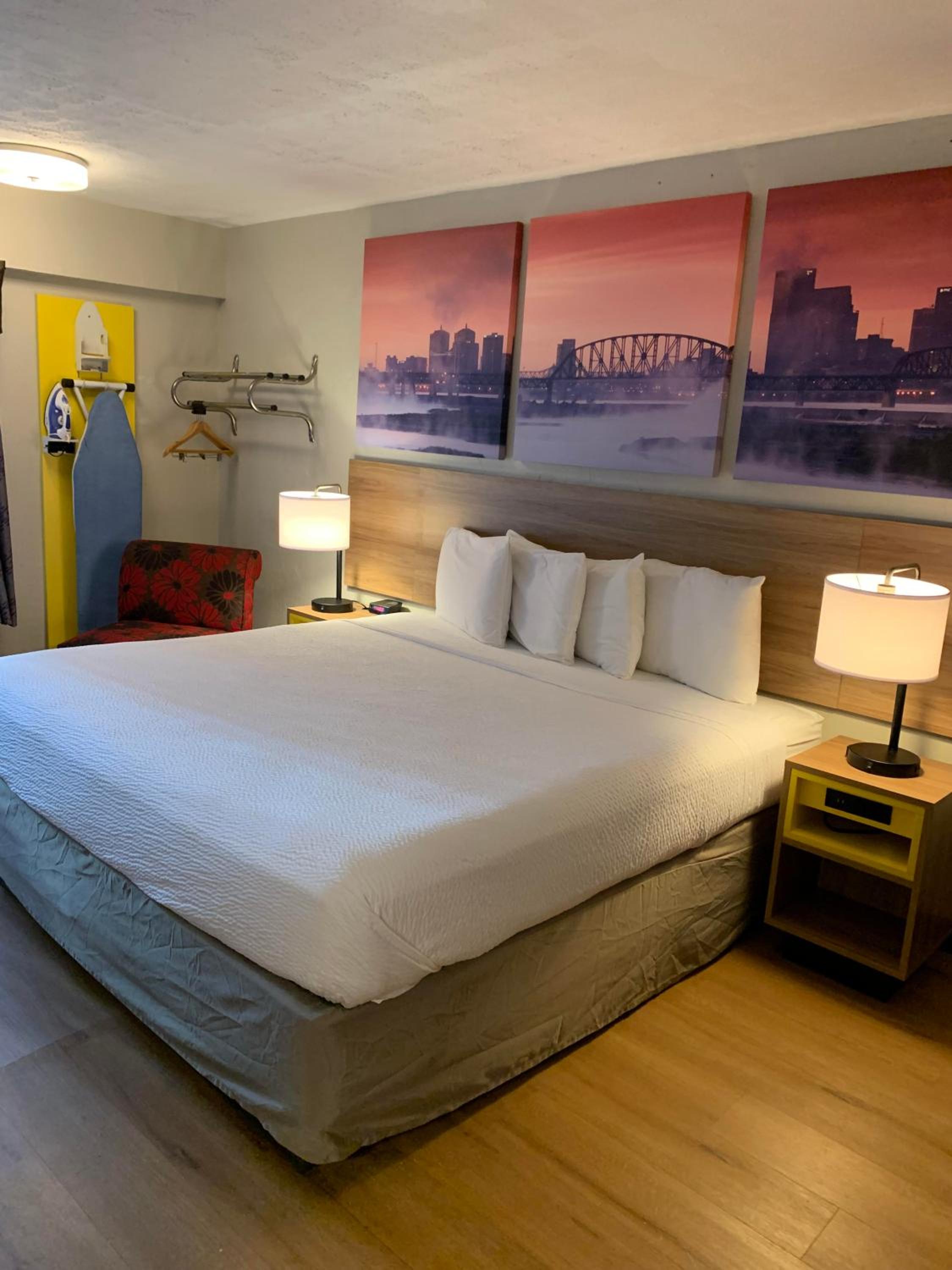 King Room - Non-Smoking - Photo 5