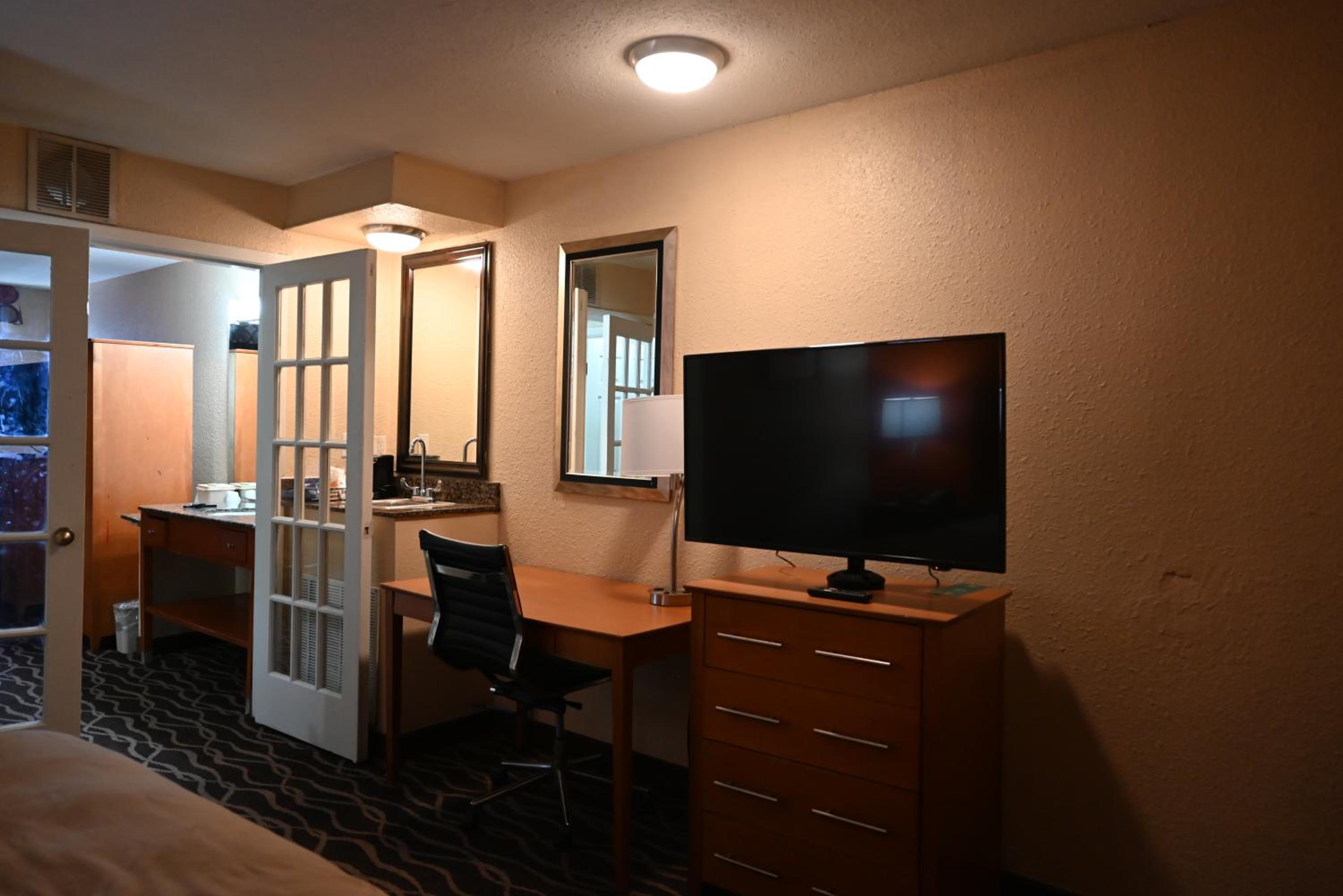 Two-Bedroom Suite with Two King Beds - Photo 7